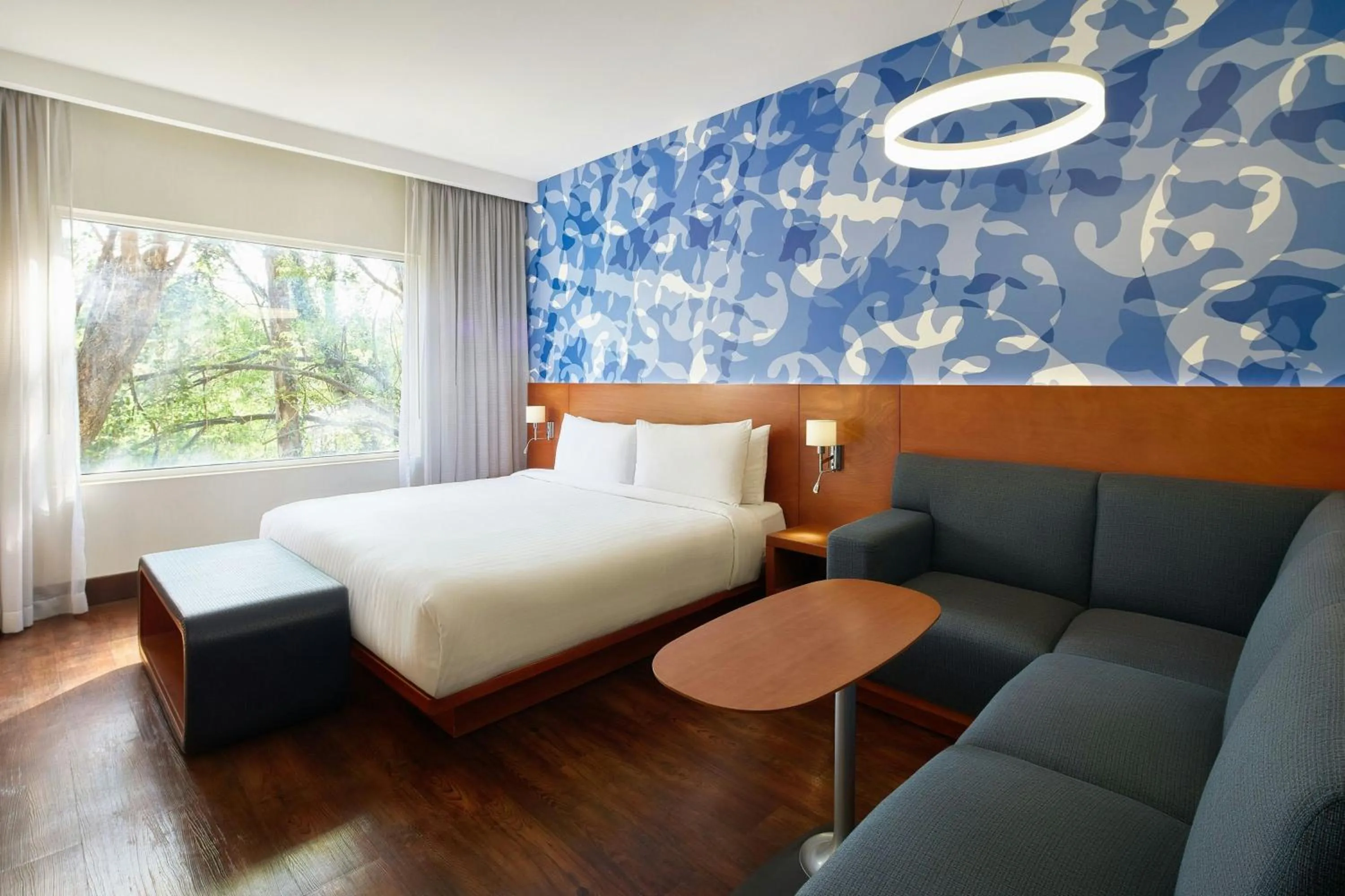 Photo of the whole room, Bed in Marriott Puebla Hotel Meson del Angel