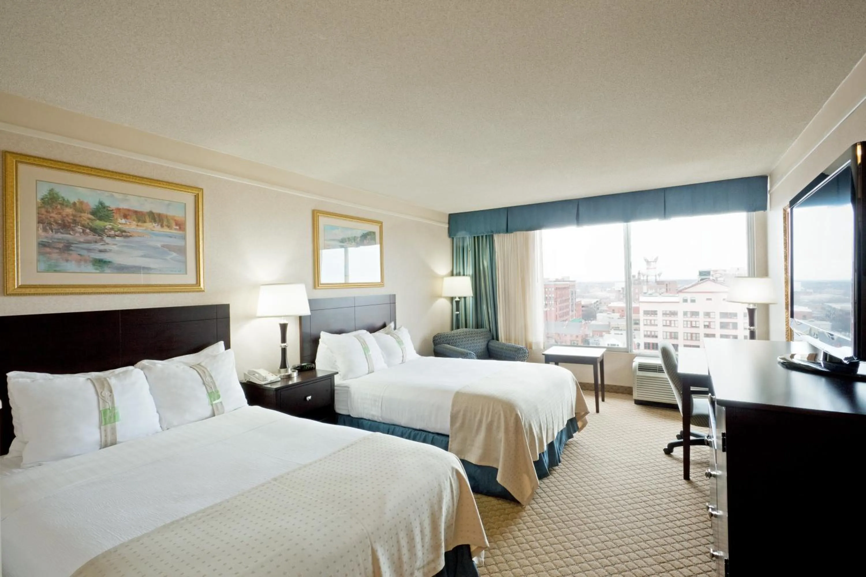 Photo of the whole room, Bed in Holiday Inn Portland-By the Bay by IHG