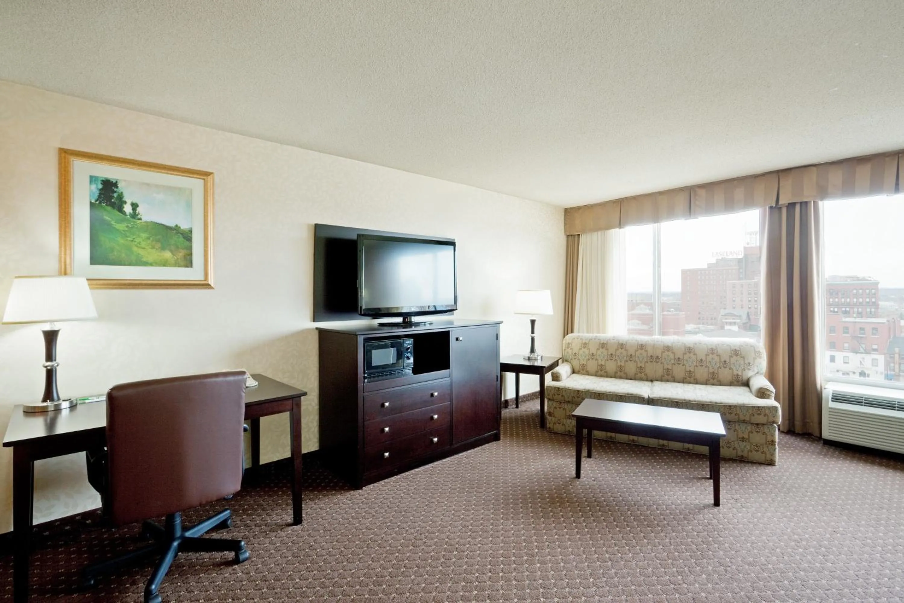 Photo of the whole room, Bed in Holiday Inn Portland-By the Bay by IHG