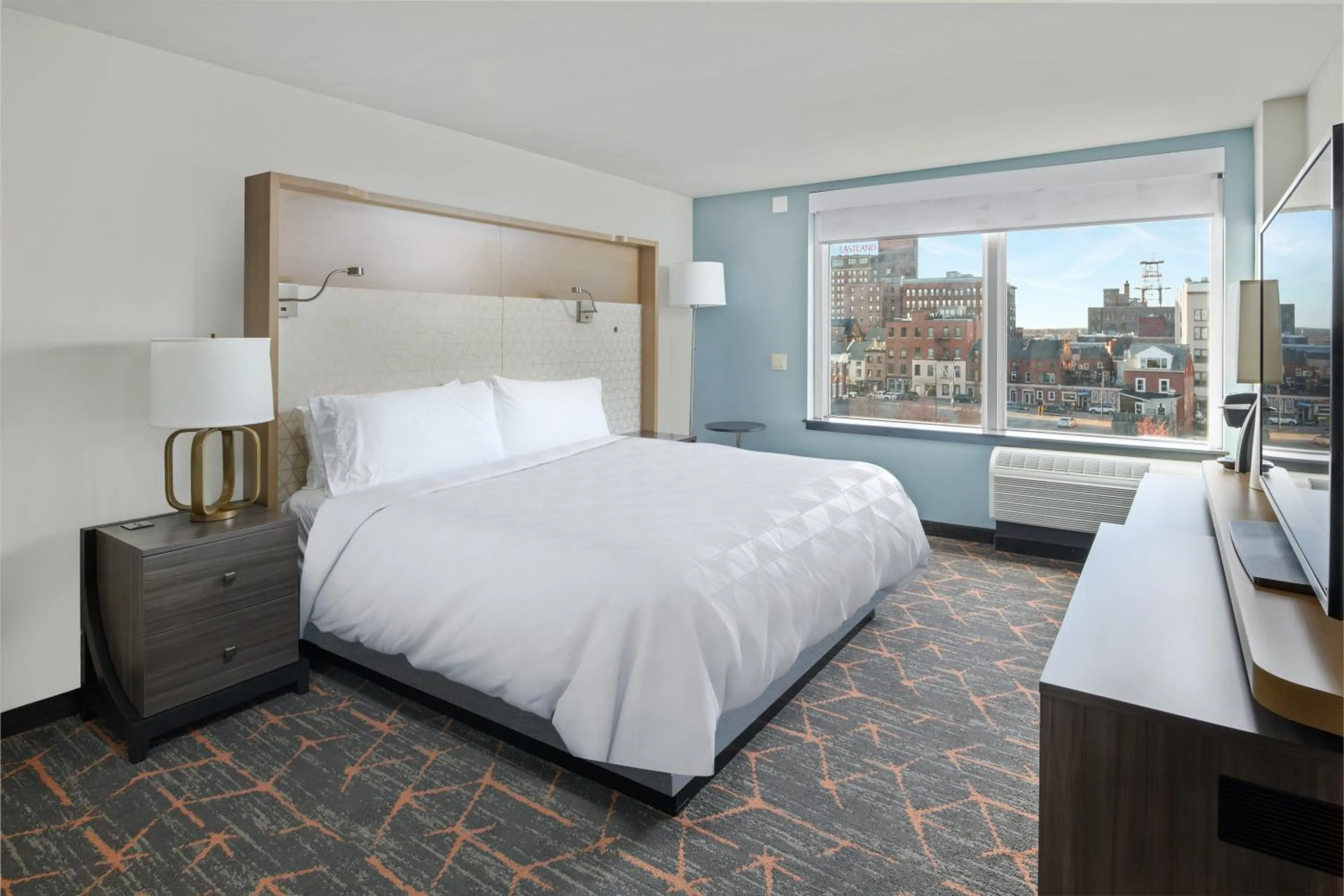 Bed in Holiday Inn Portland-By the Bay by IHG