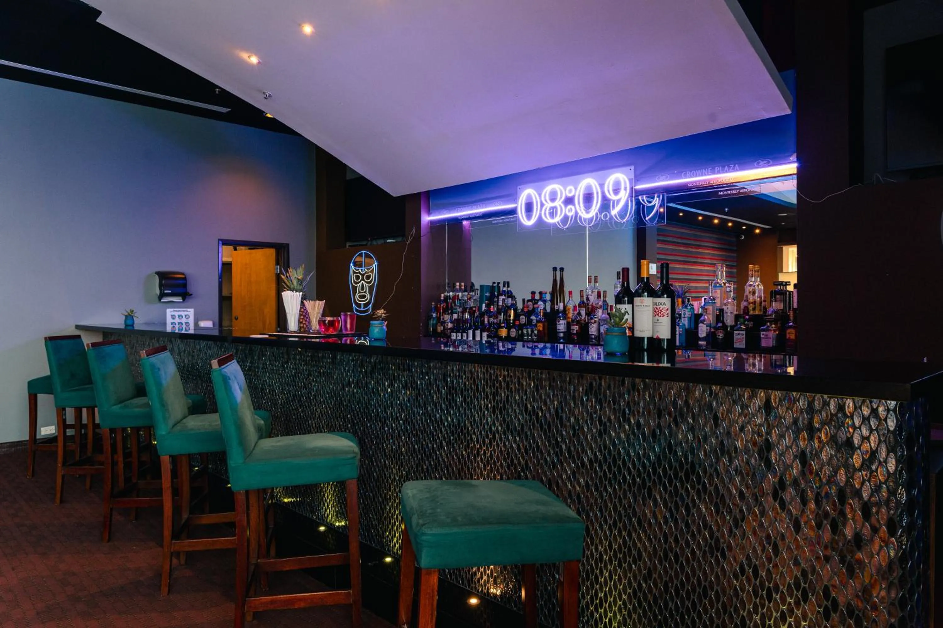 Lounge or bar in Crowne Plaza Monterrey Aeropuerto by IHG