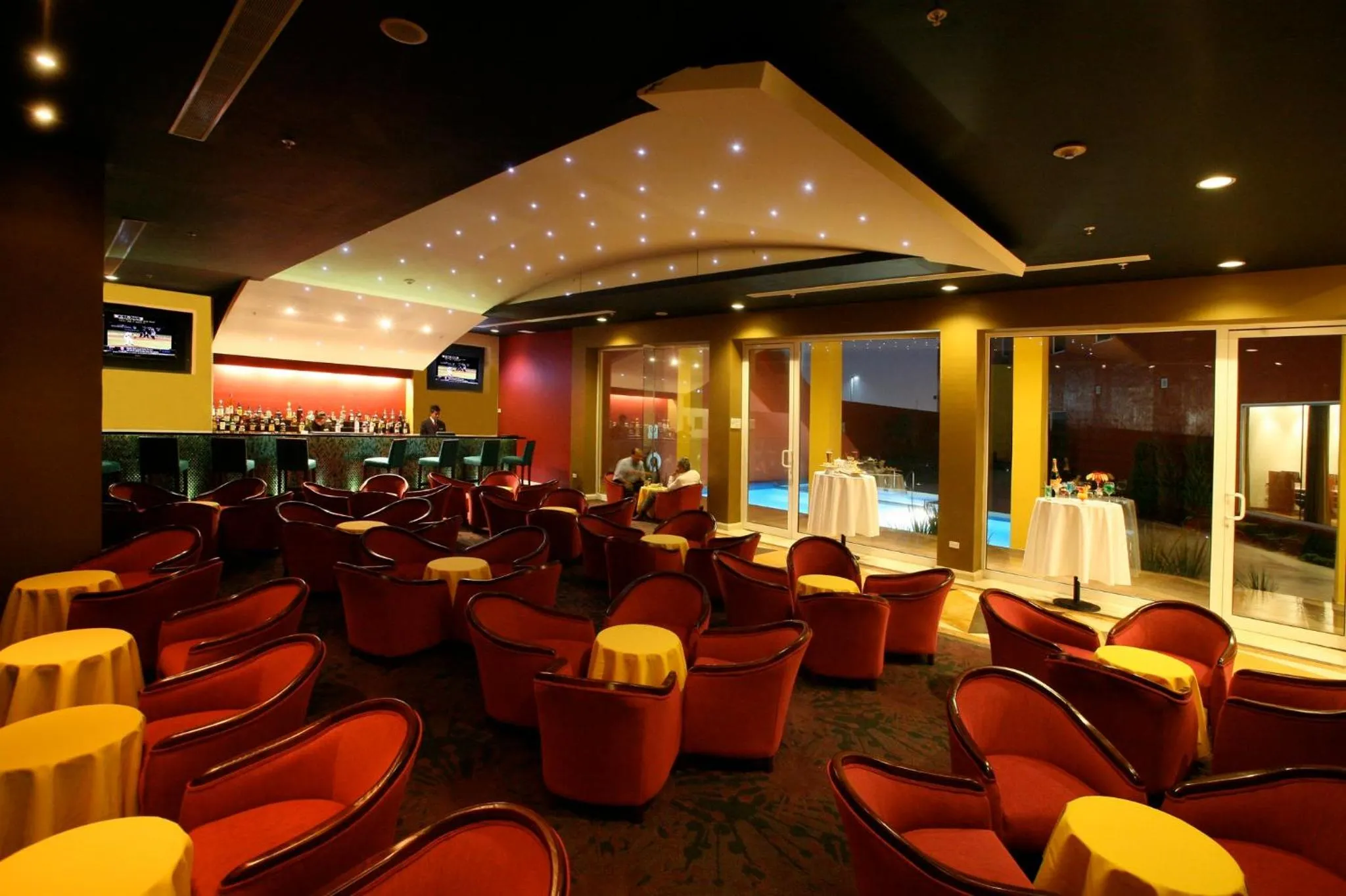 Lounge or bar in Crowne Plaza Monterrey Aeropuerto by IHG