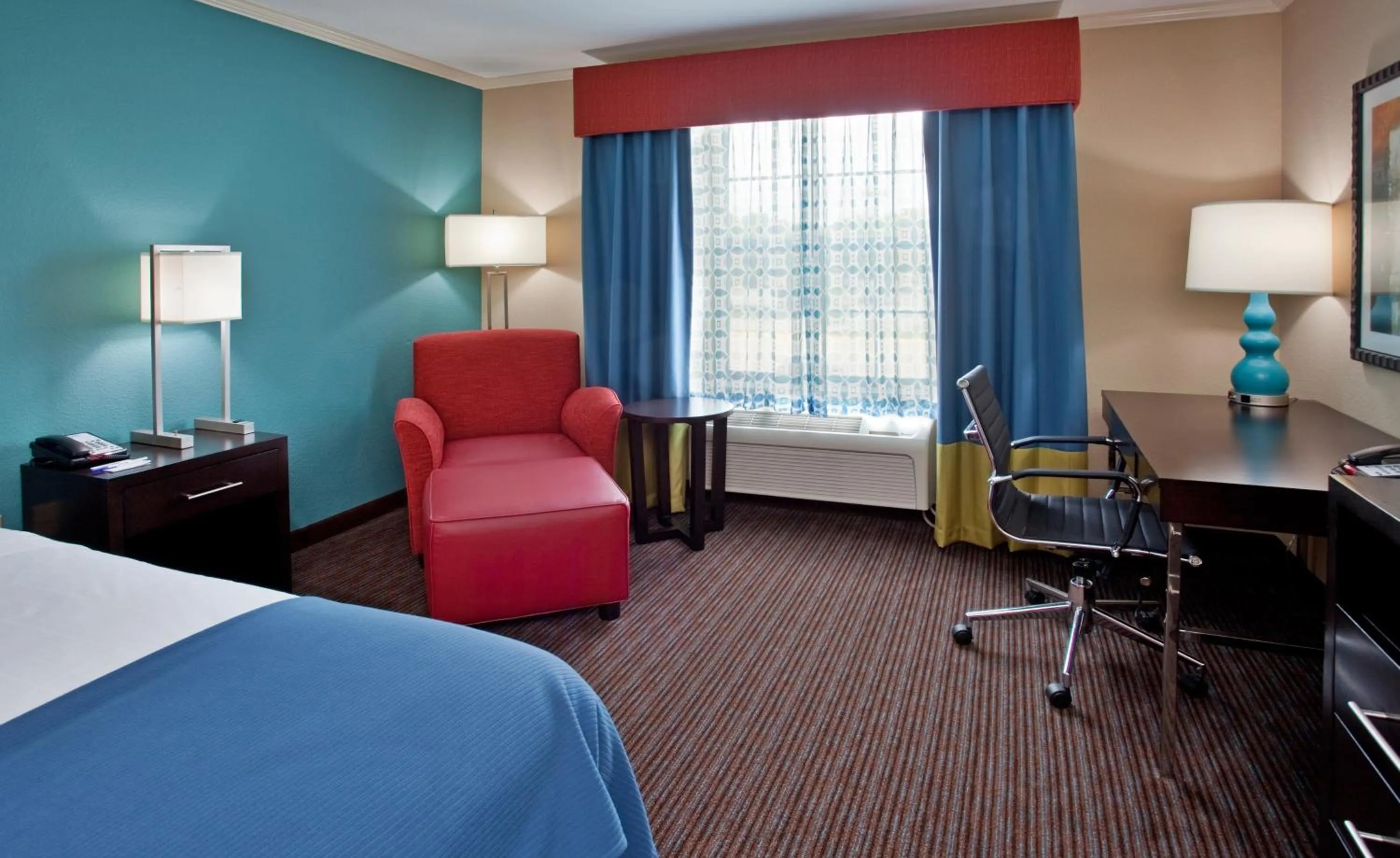 Photo of the whole room, Bed in Holiday Inn Express Hotel & Suites North Kansas City by IHG