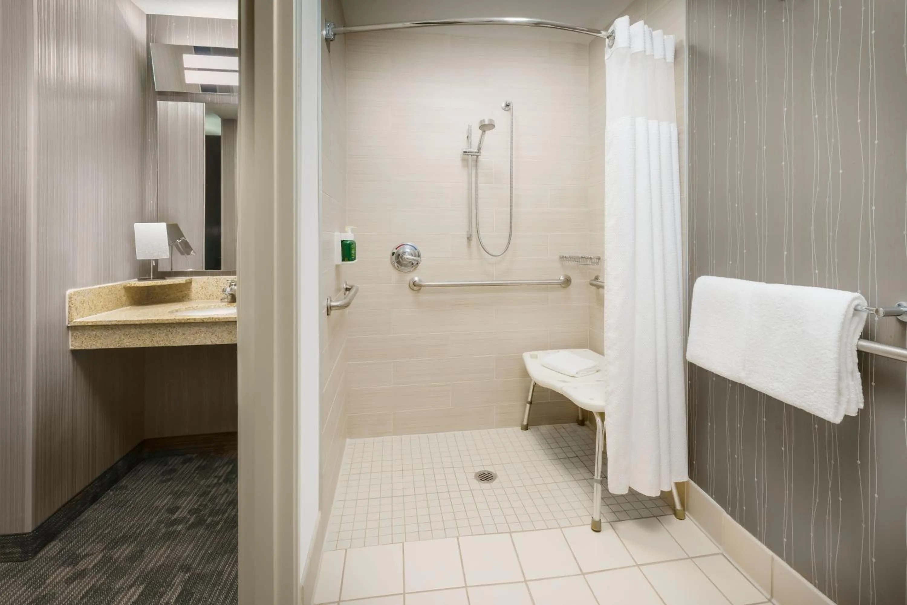 Bathroom in Courtyard Chicago Bloomingdale