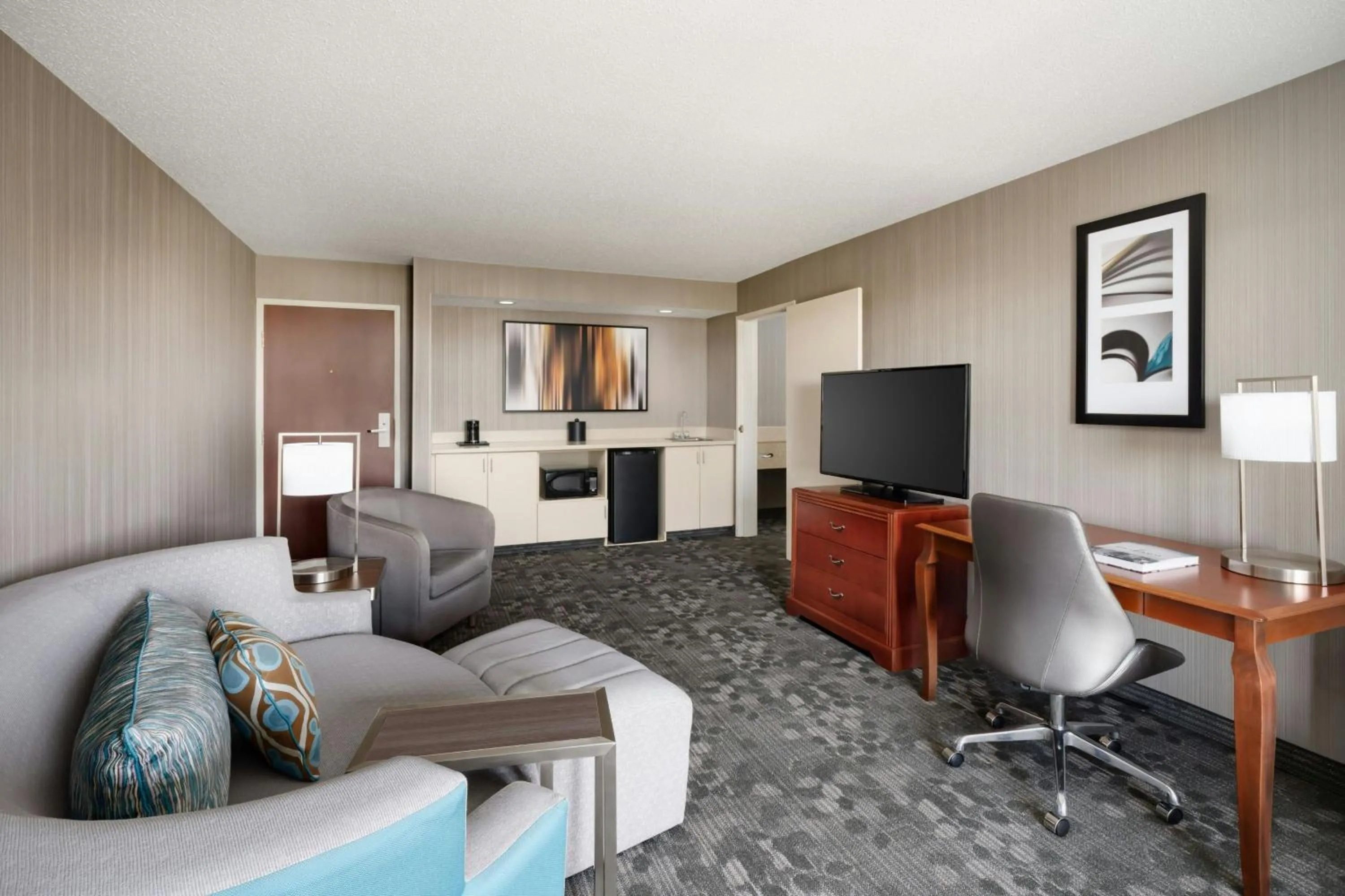 Photo of the whole room in Courtyard by Marriott Chicago Bloomingdale