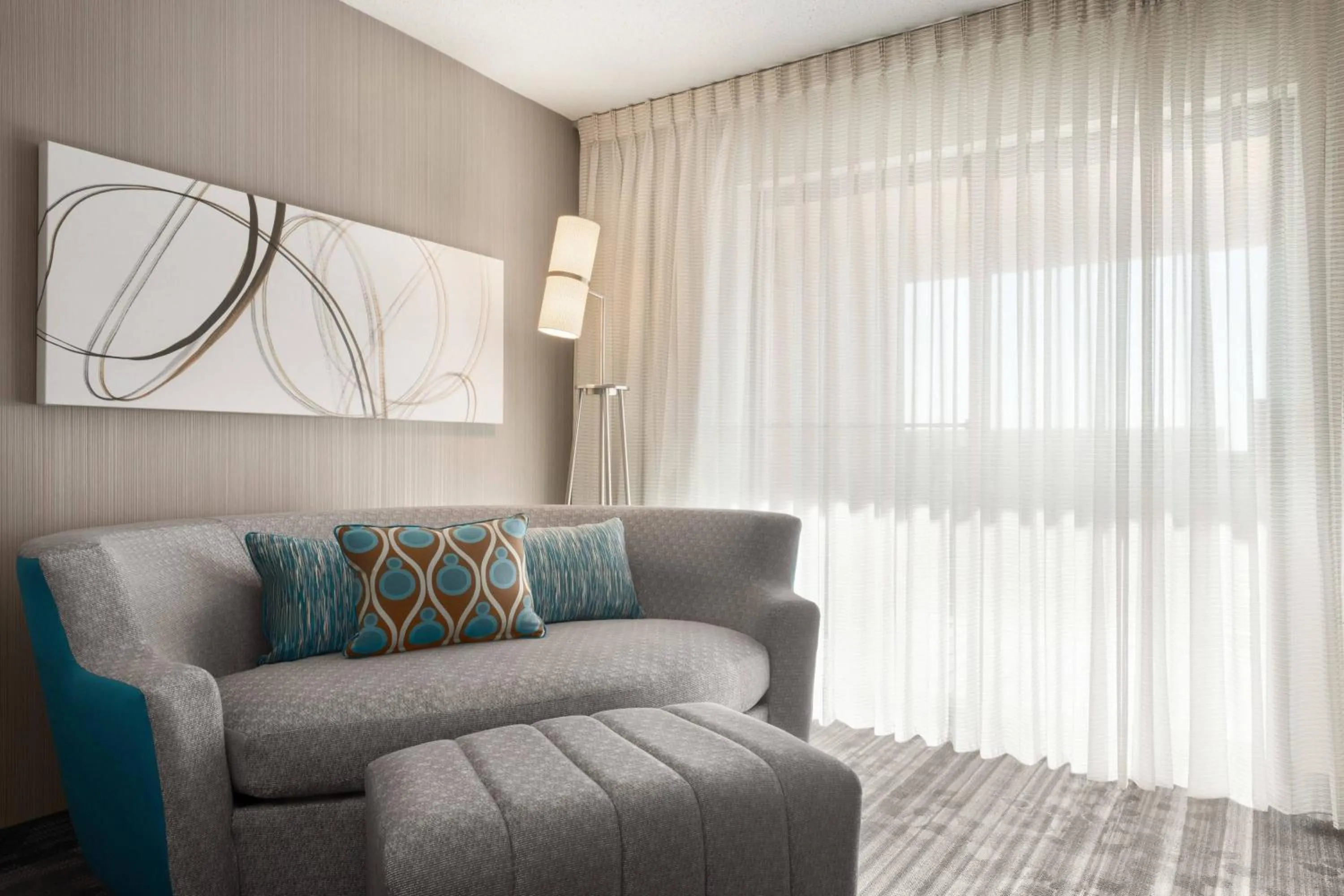 Photo of the whole room in Courtyard Chicago Bloomingdale