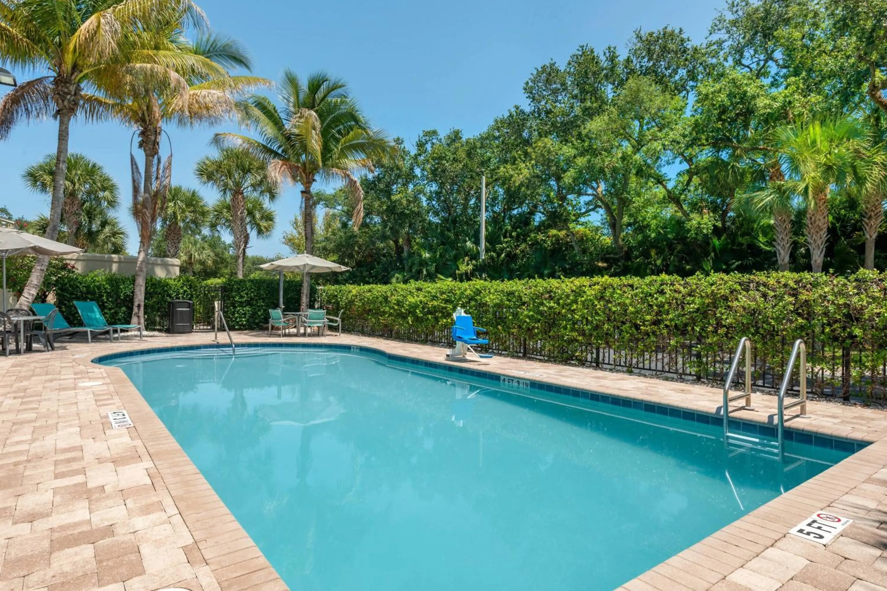 Swimming pool in SpringHill Suites Vero Beach