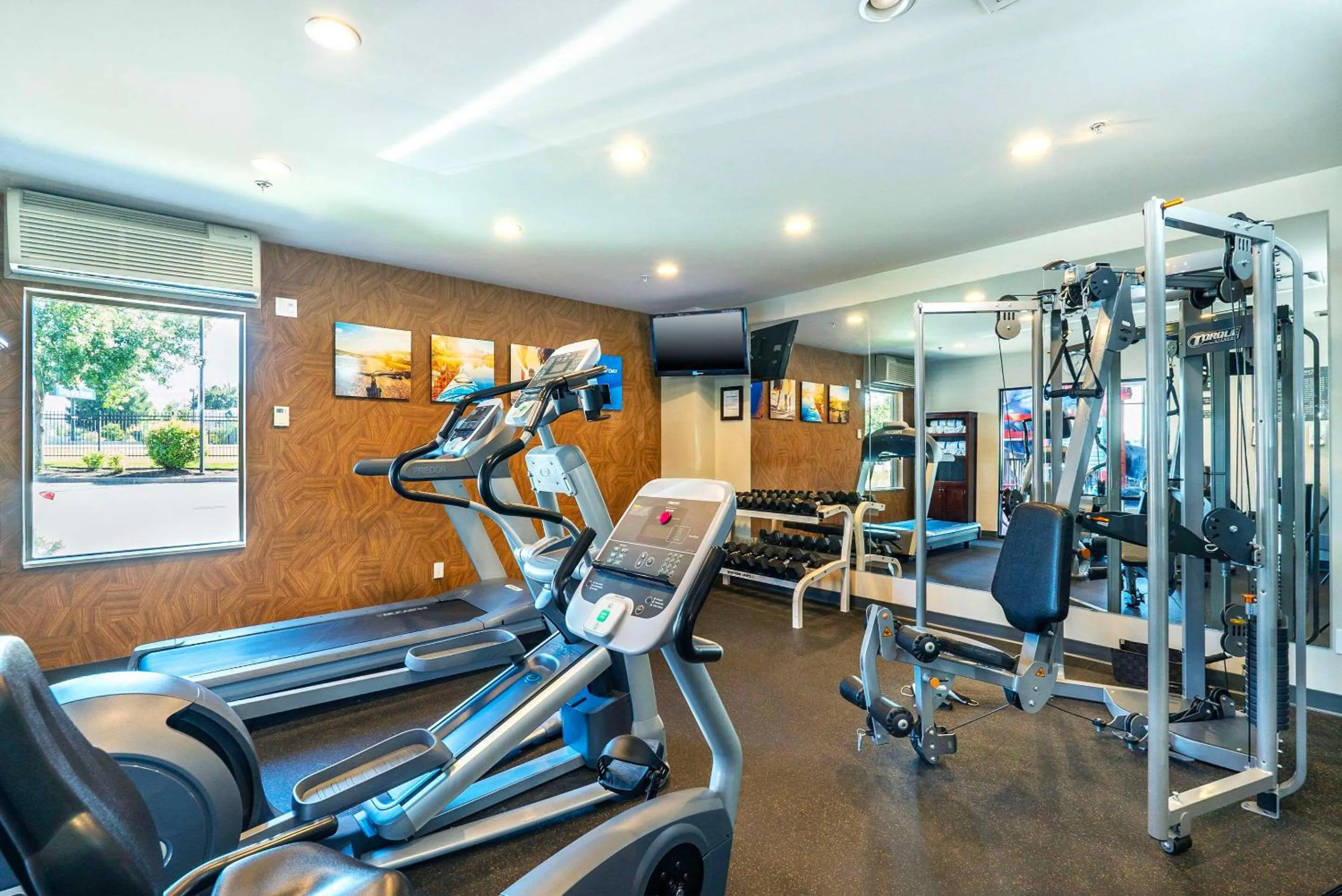 Fitness centre/facilities in Comfort Suites Kelowna