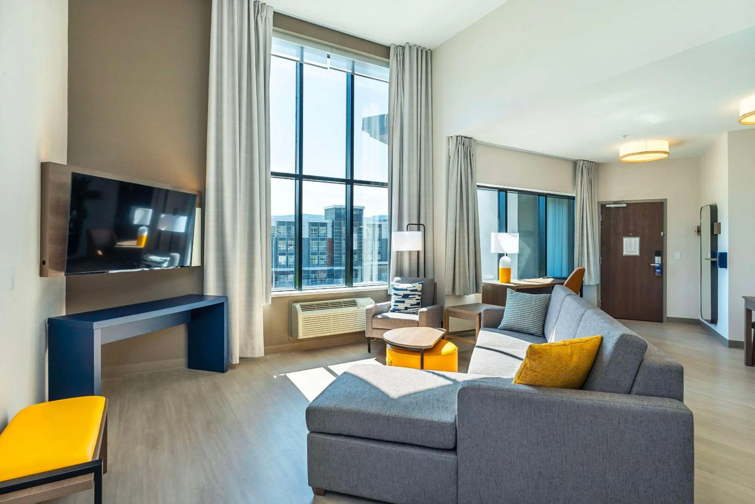 Bedroom in Comfort Suites Kelowna