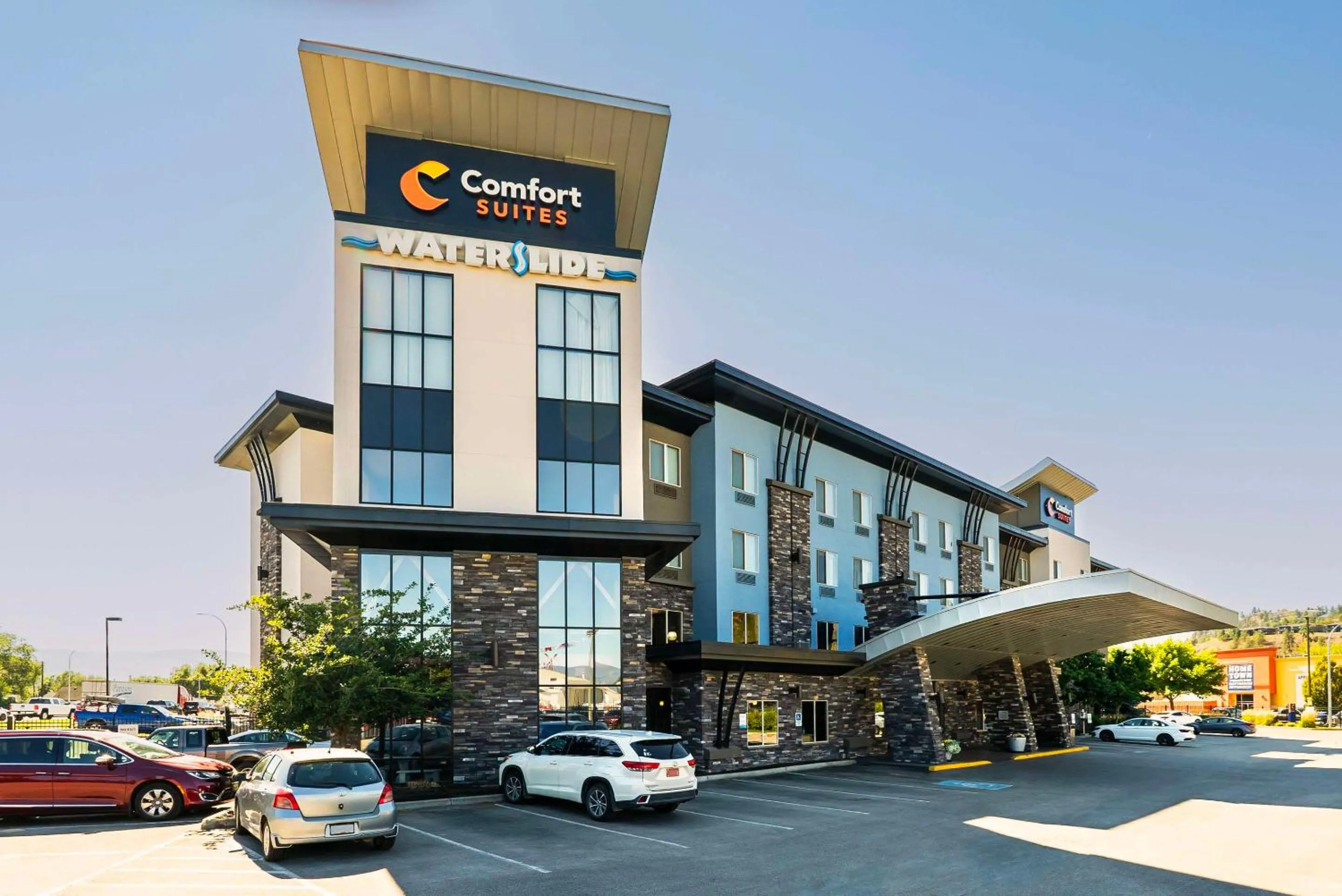 Property building in Comfort Suites Kelowna