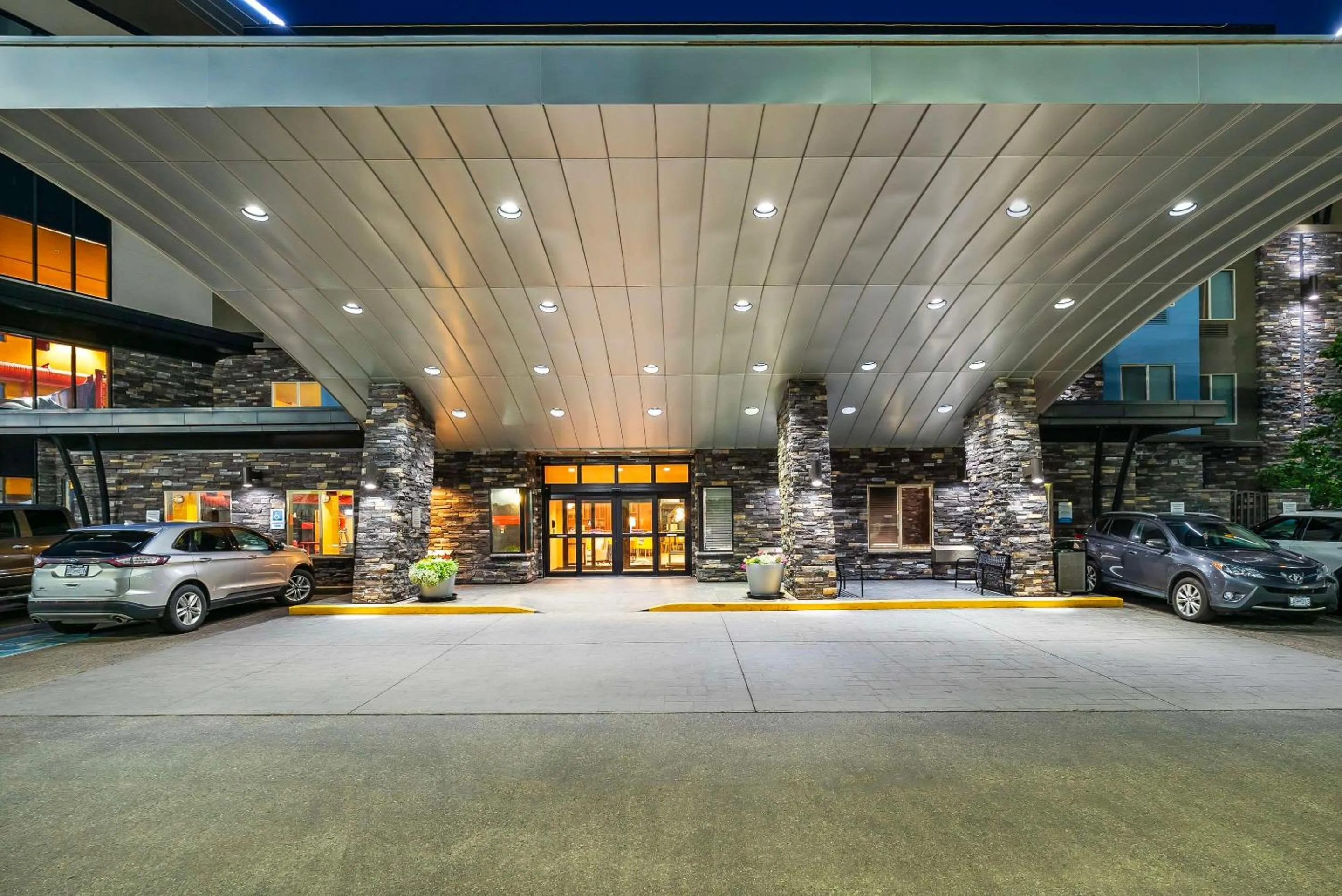 Property building in Comfort Suites Kelowna