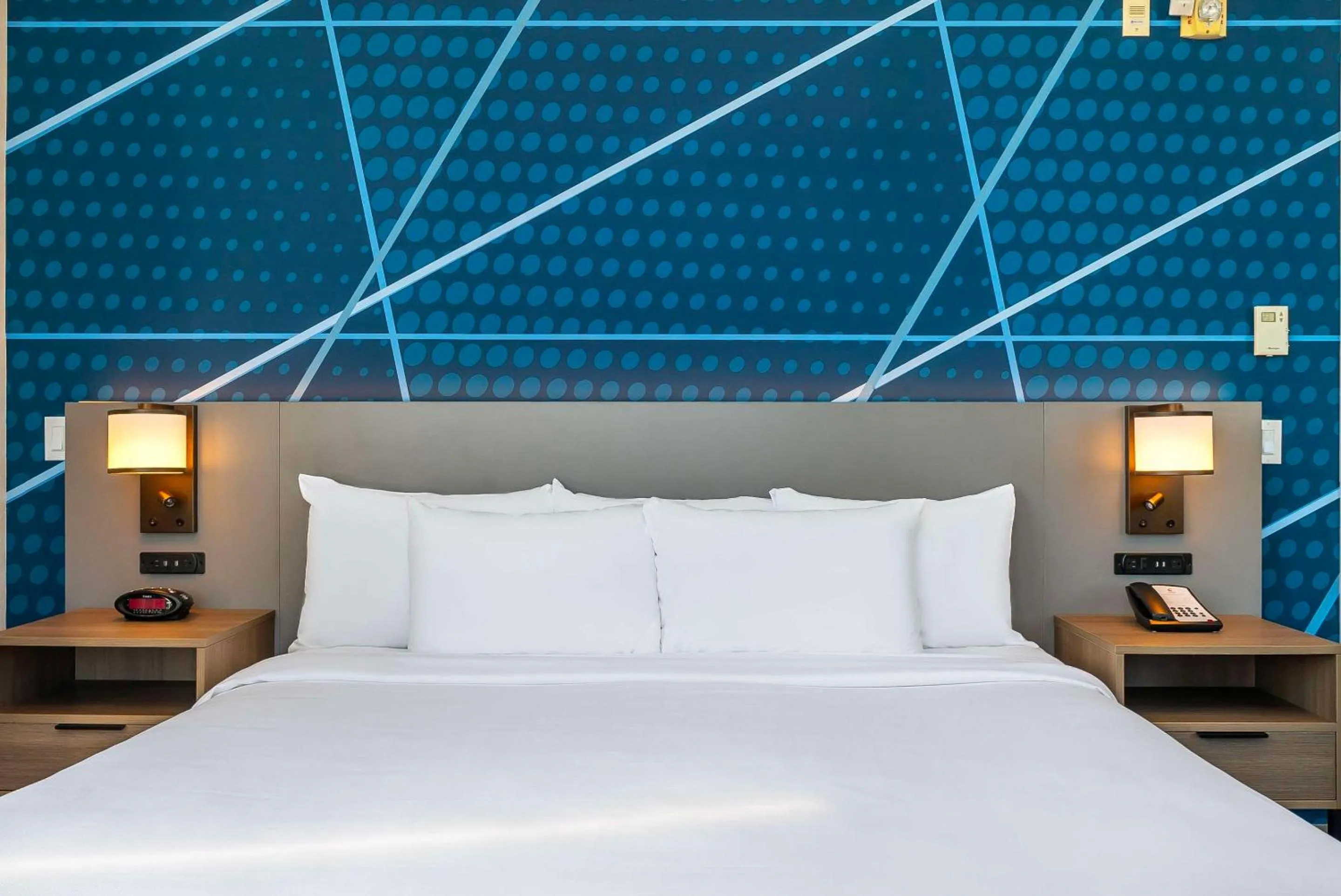 Bedroom, Bed in Comfort Suites Kelowna