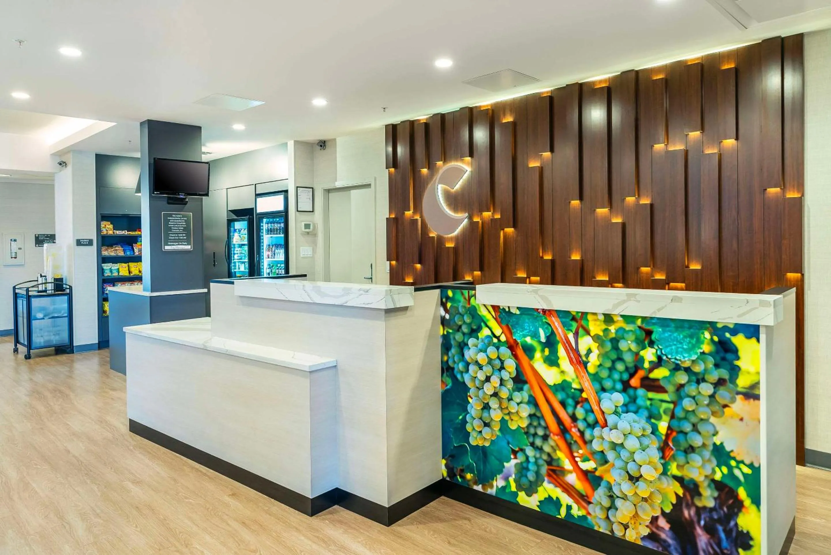 Lobby or reception in Comfort Suites Kelowna