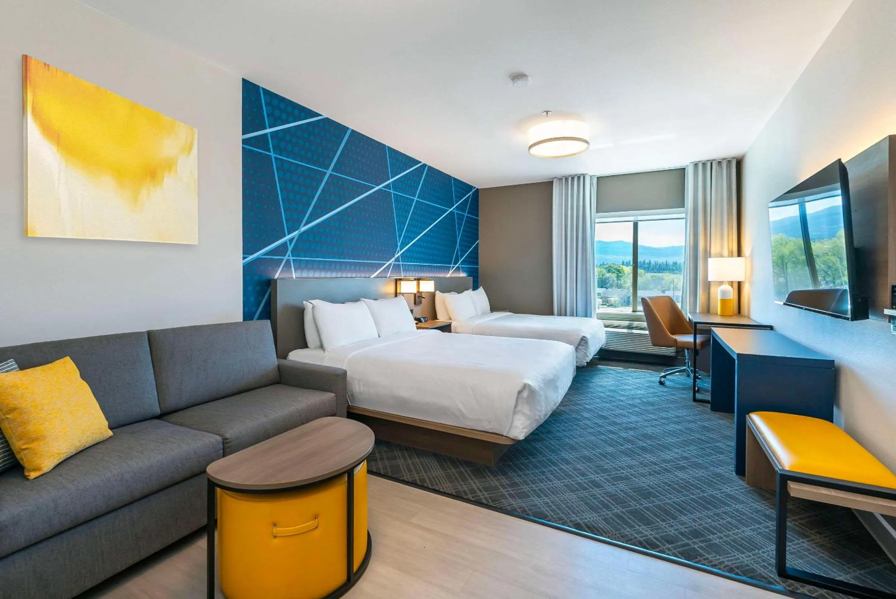 Bedroom in Comfort Suites Kelowna