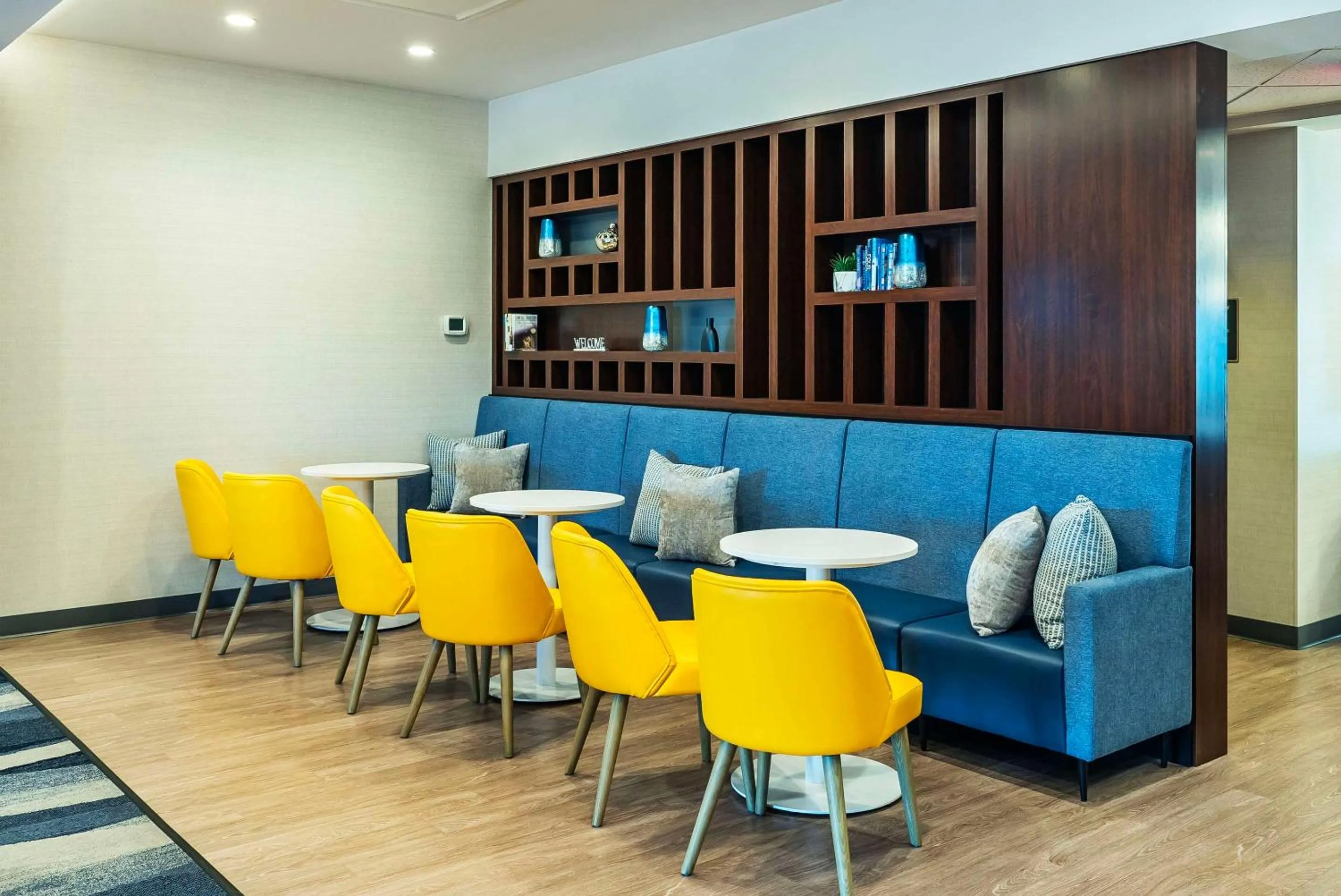 Lobby or reception in Comfort Suites Kelowna