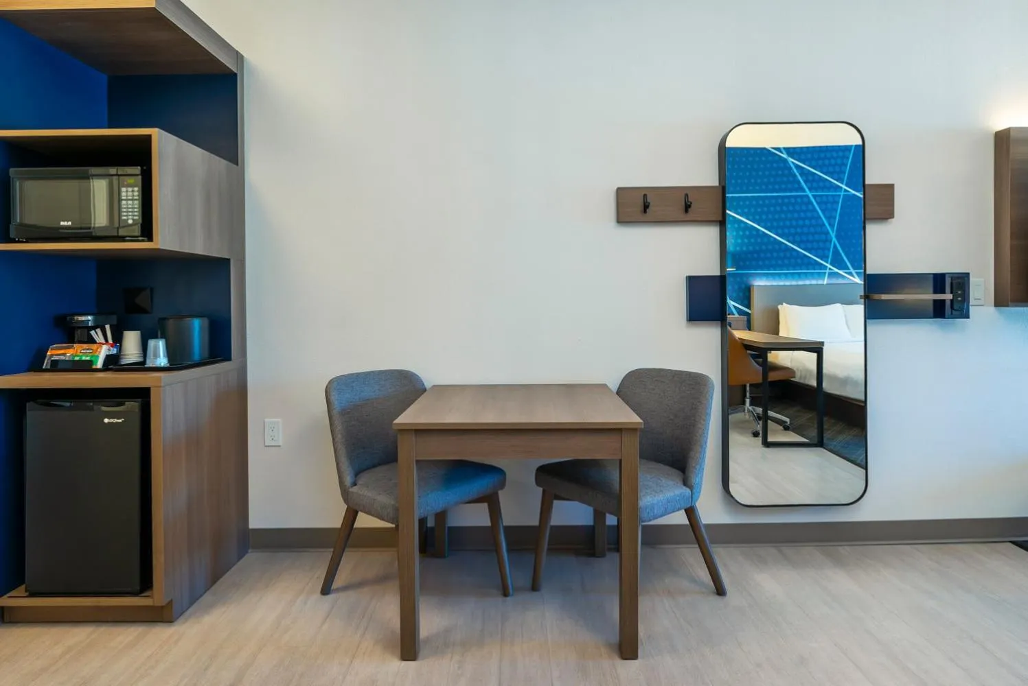 Seating area in Comfort Suites Kelowna