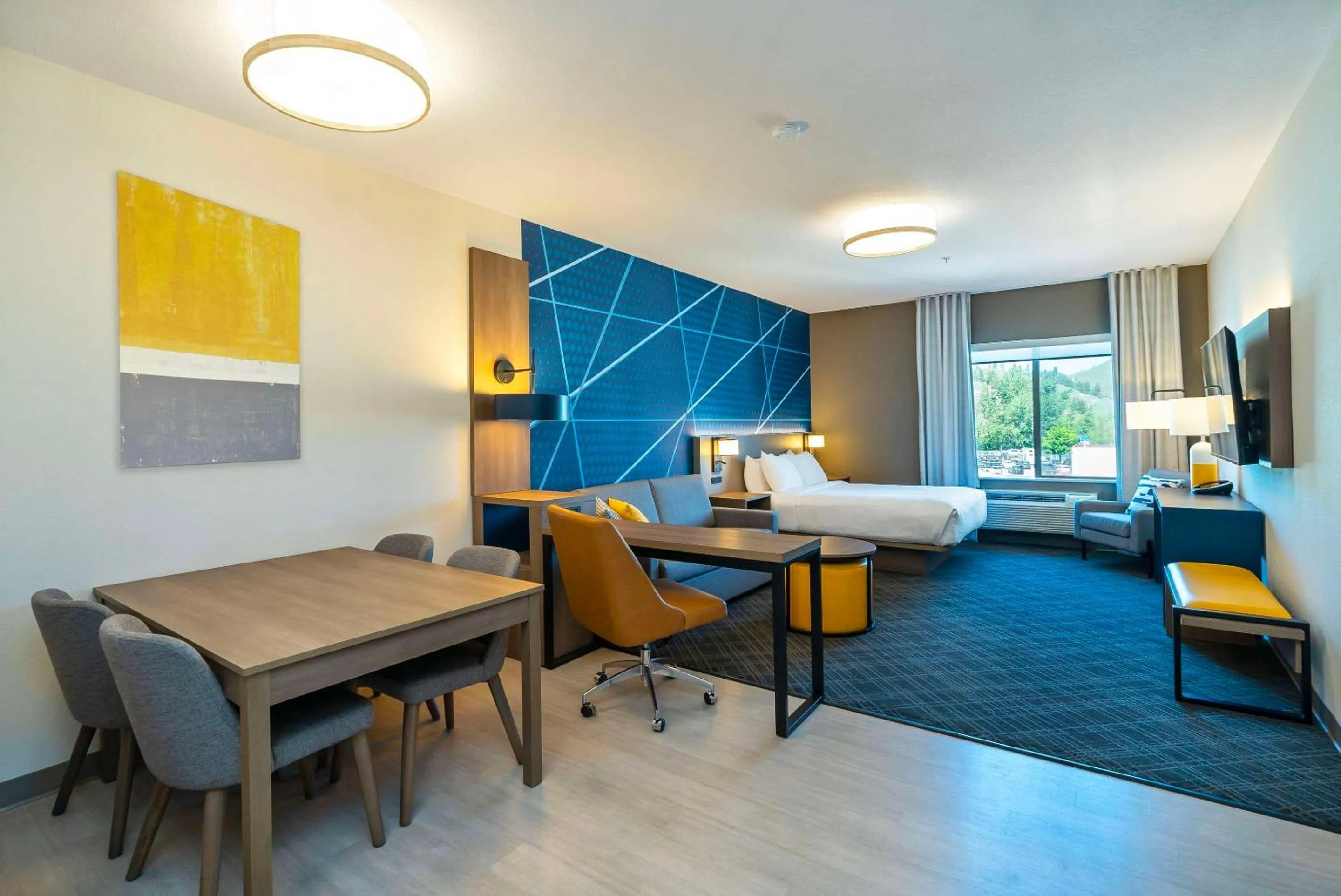 Bedroom, Bed in Comfort Suites Kelowna