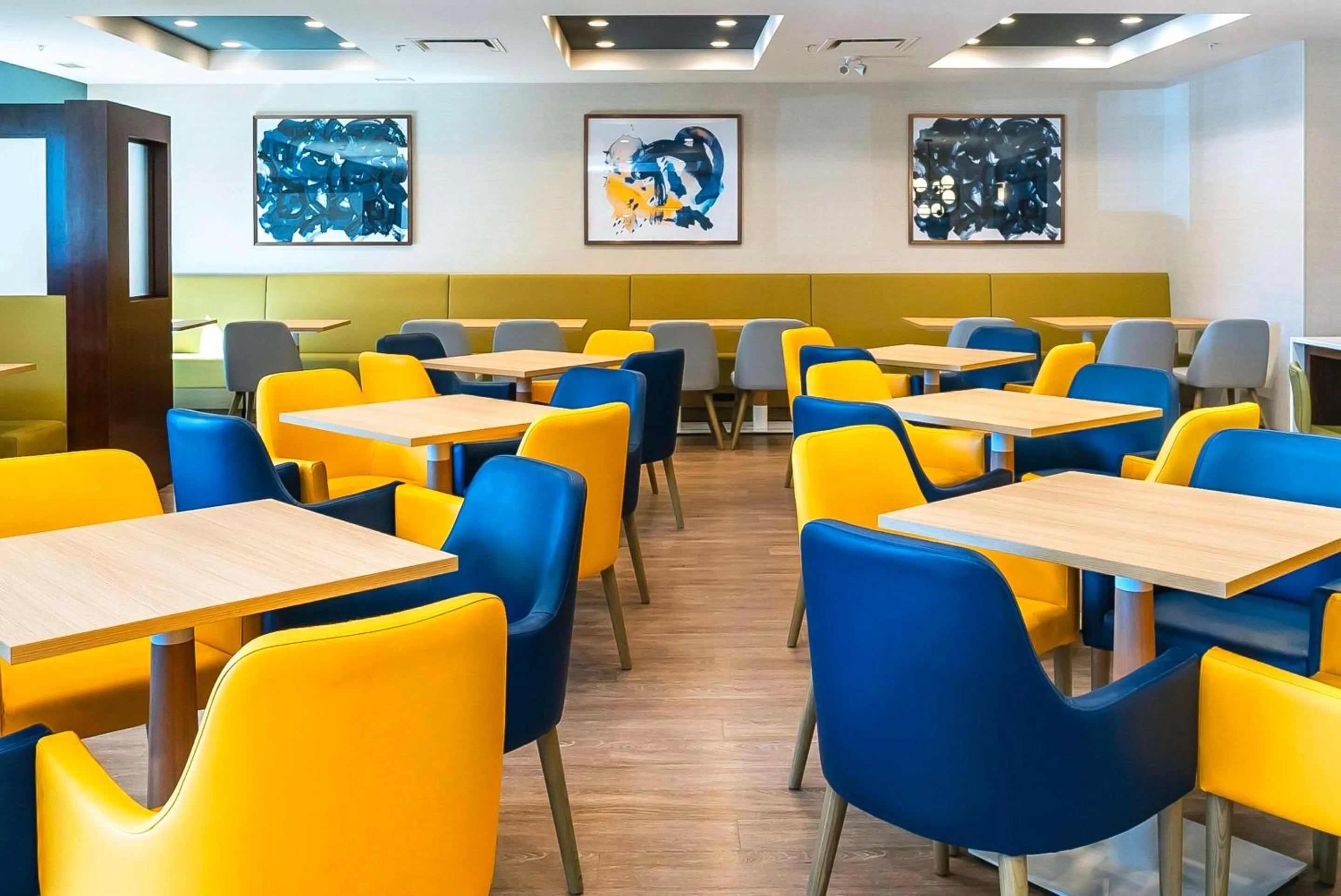 Breakfast in Comfort Suites Kelowna