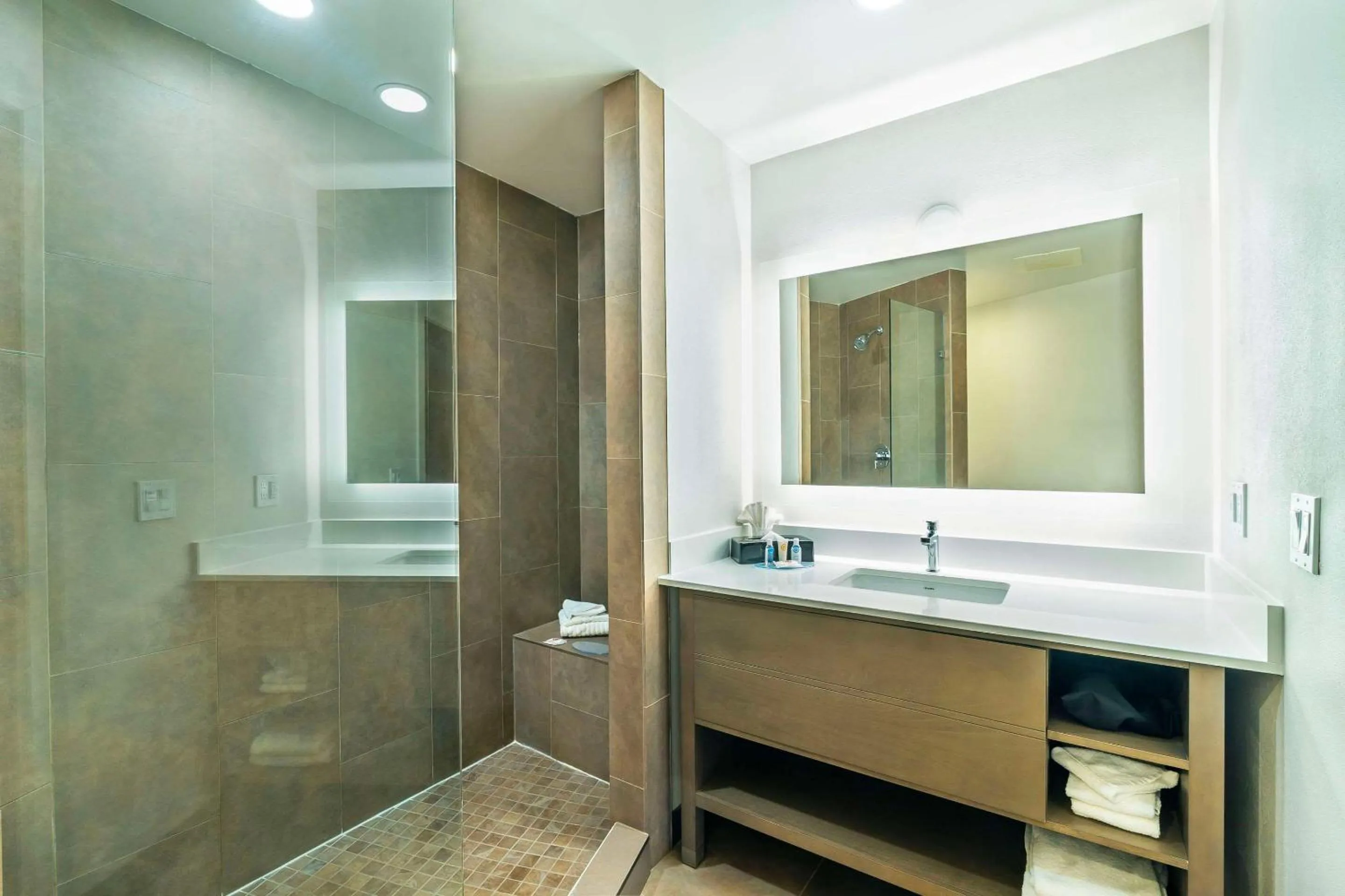 Bedroom in Comfort Suites Kelowna