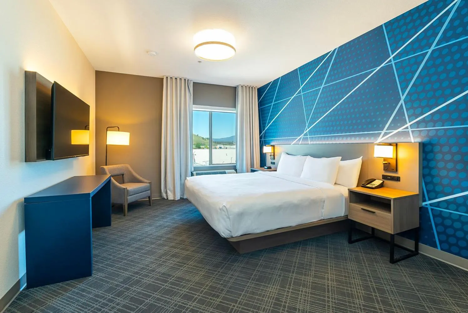 Bedroom, Bed in Comfort Suites Kelowna