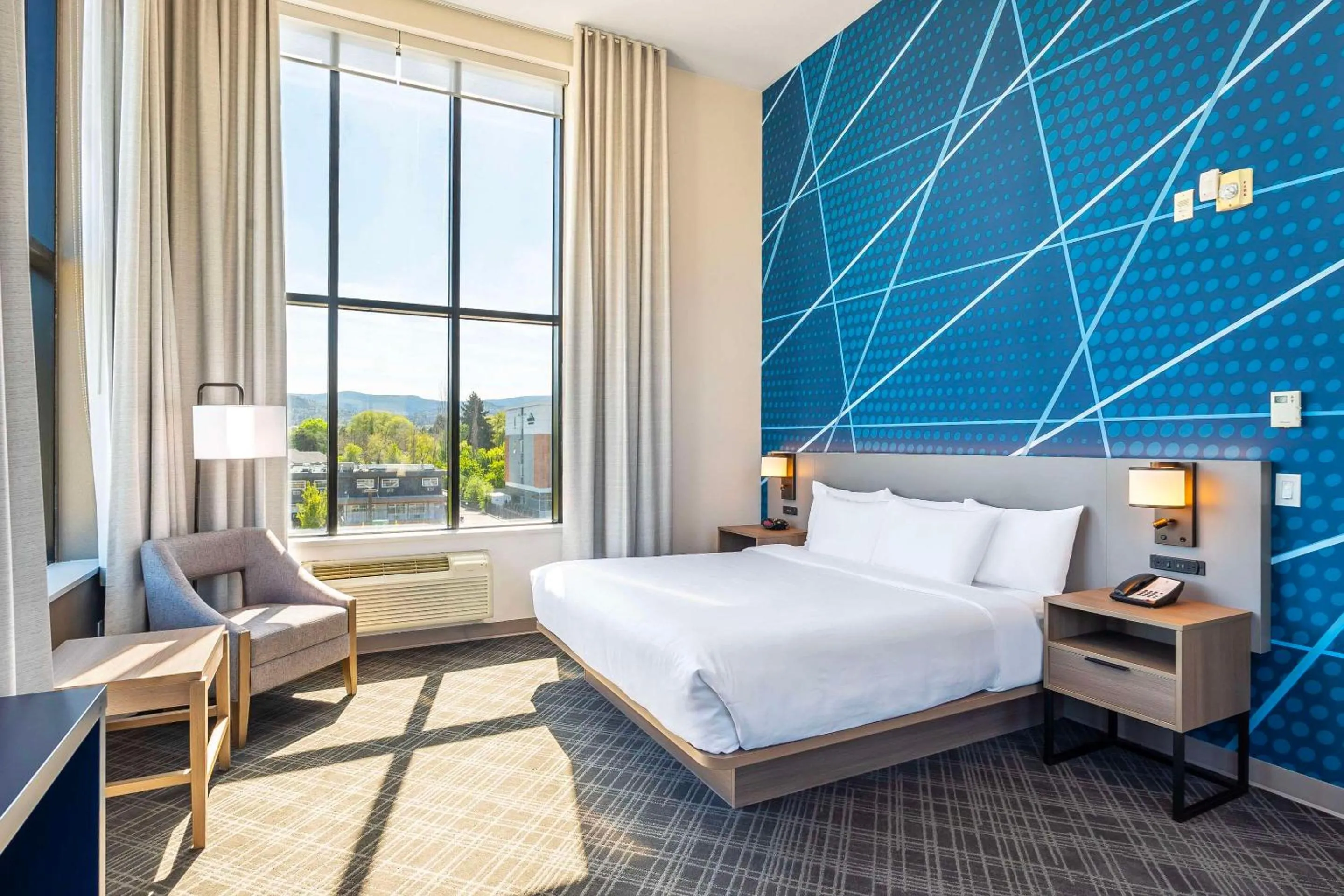 Bedroom, Bed in Comfort Suites Kelowna