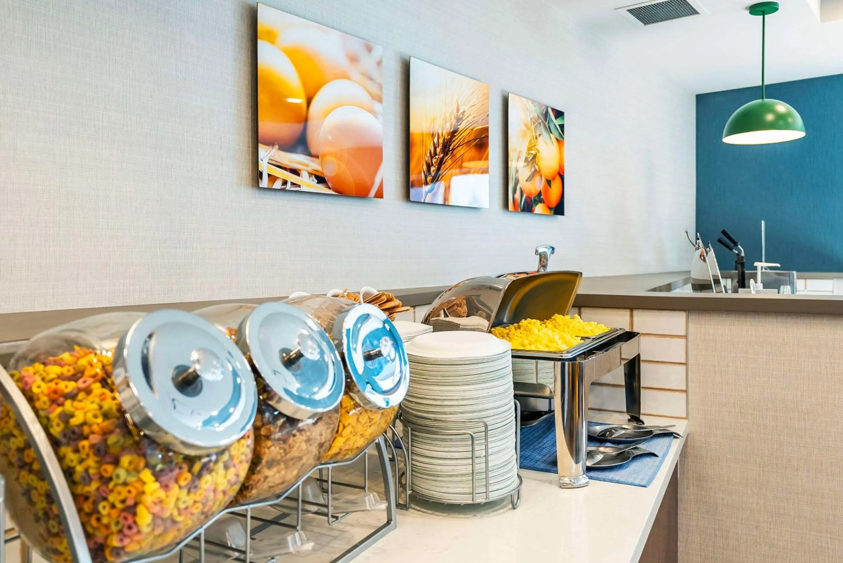 Breakfast in Comfort Suites Kelowna