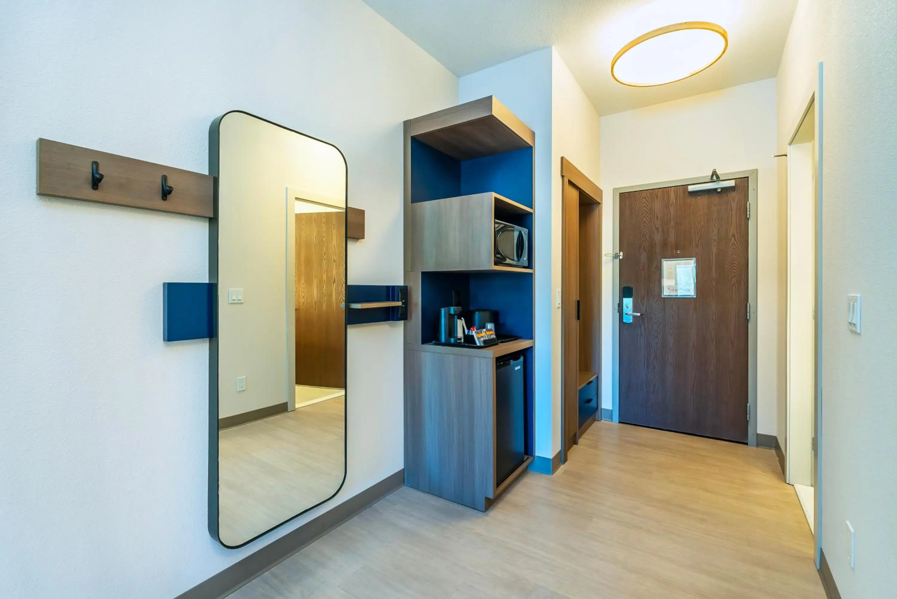 microwave in Comfort Suites Kelowna