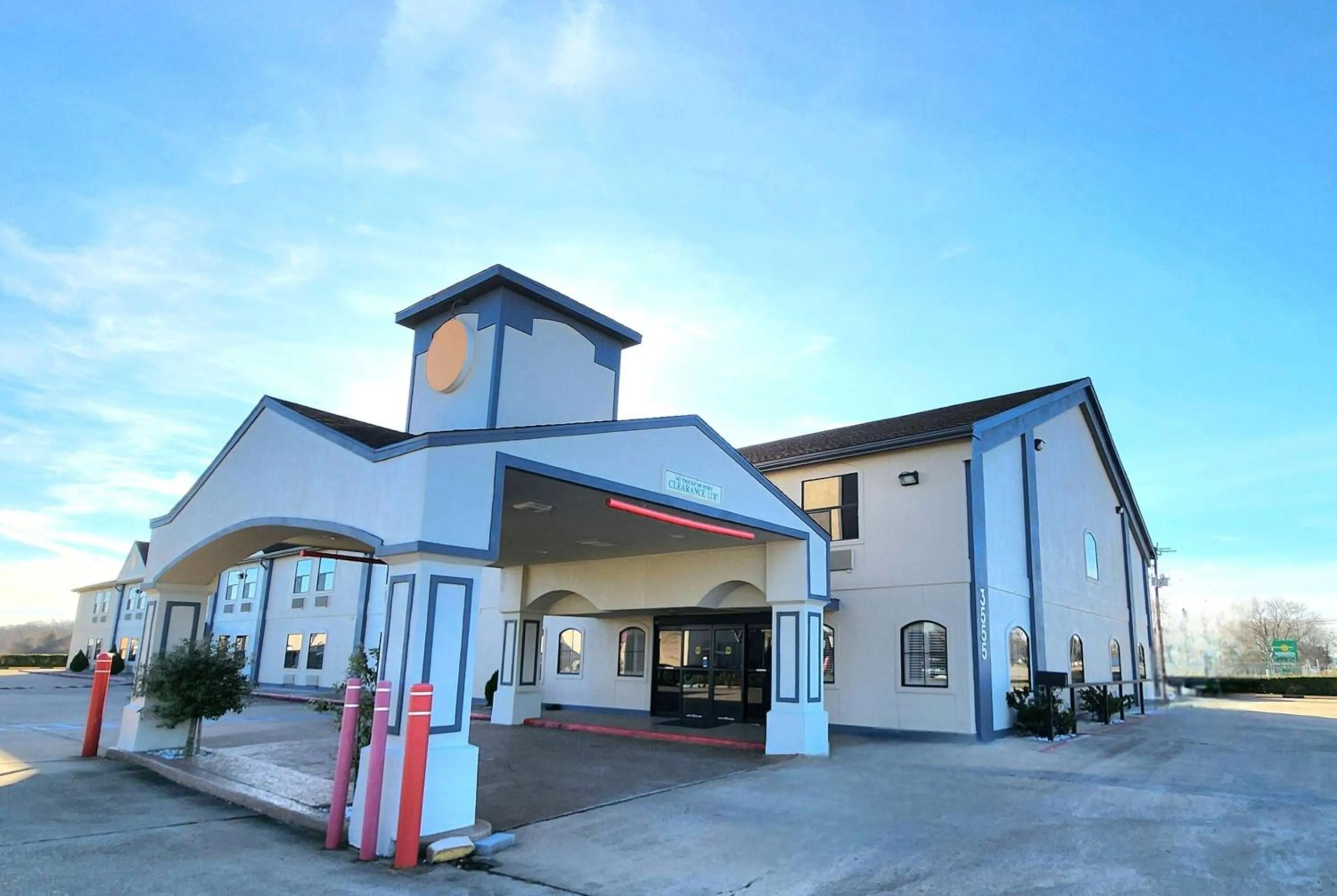 Property building in Days Inn by Wyndham Rosenberg