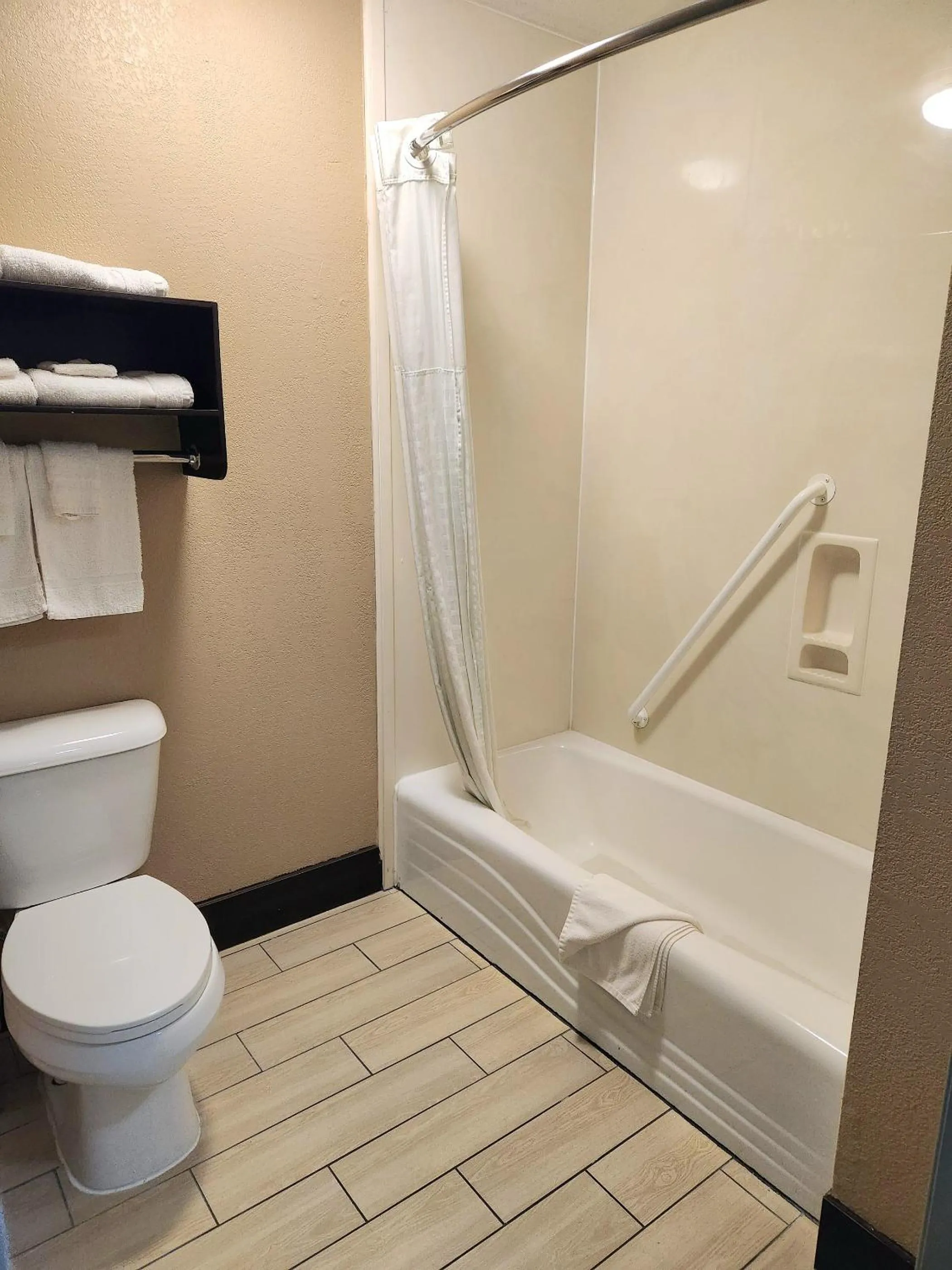 Bathroom in Days Inn by Wyndham Rosenberg