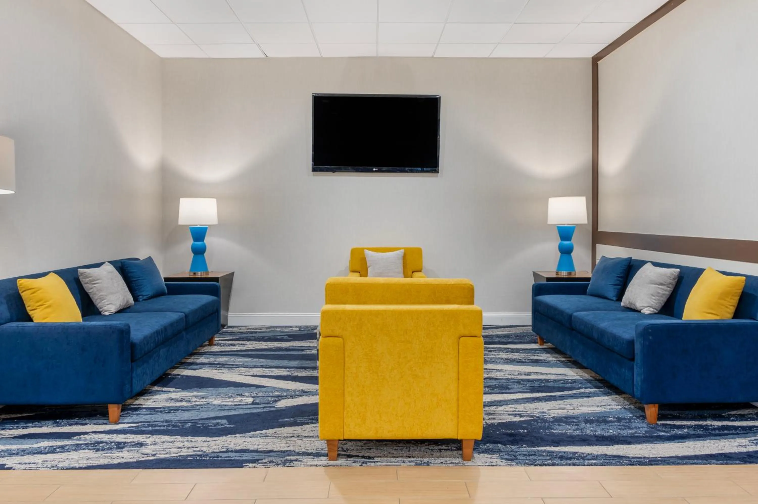 Seating area in Comfort Inn & Suites Danbury-Bethel