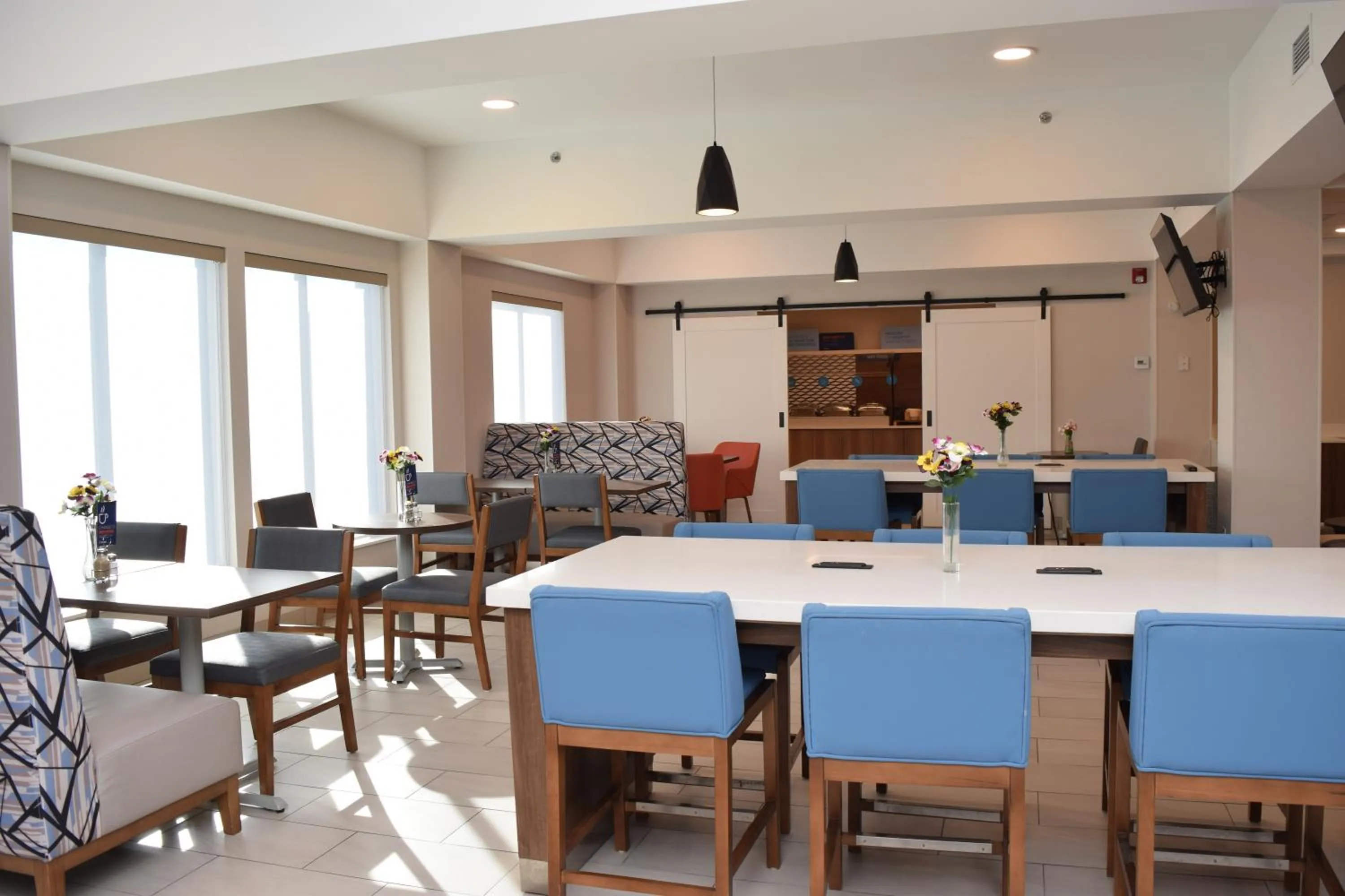 Restaurant/places to eat in Holiday Inn Express Syracuse Airport by IHG