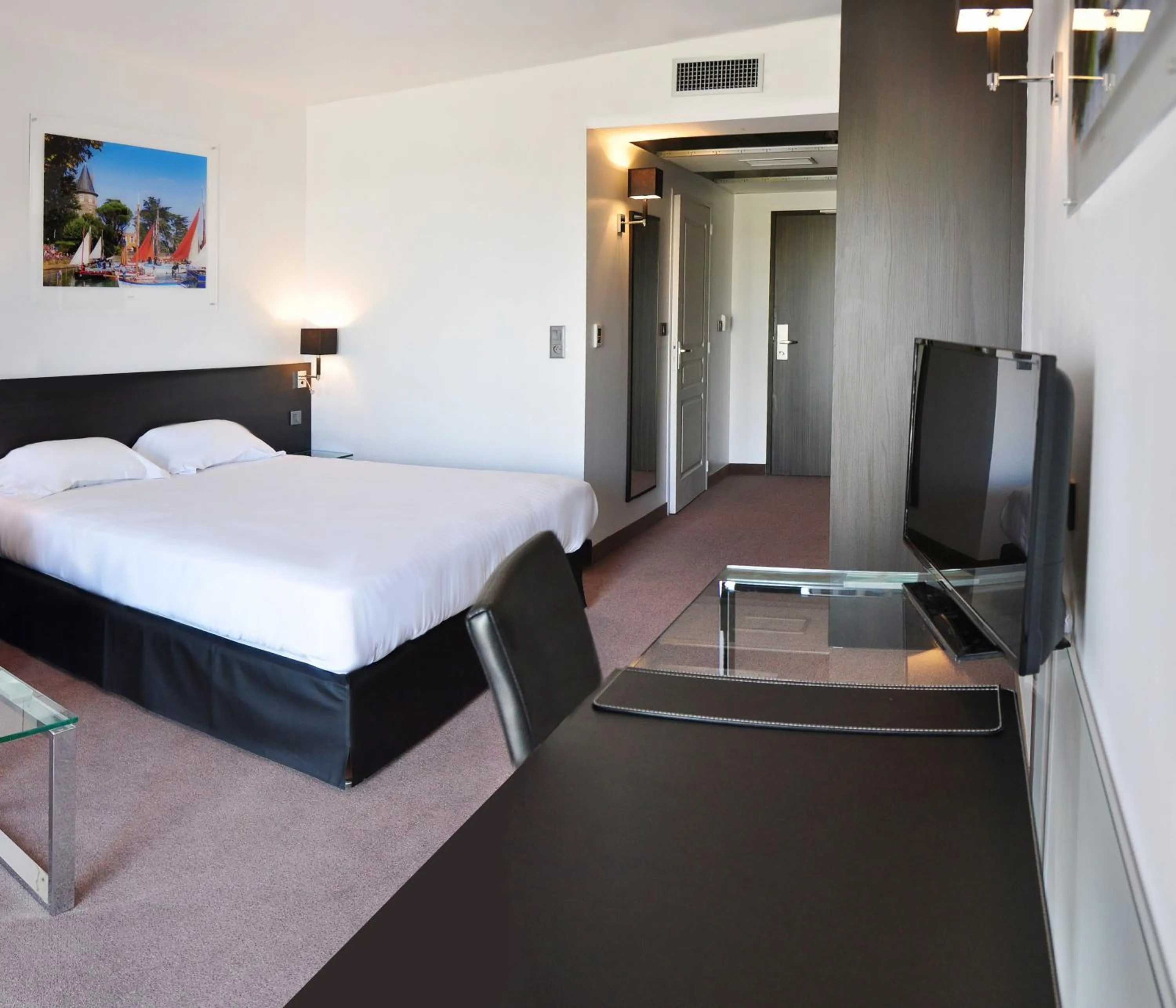 Photo of the whole room, Bed in Golden Tulip Pornic Suites- Appart Hotel