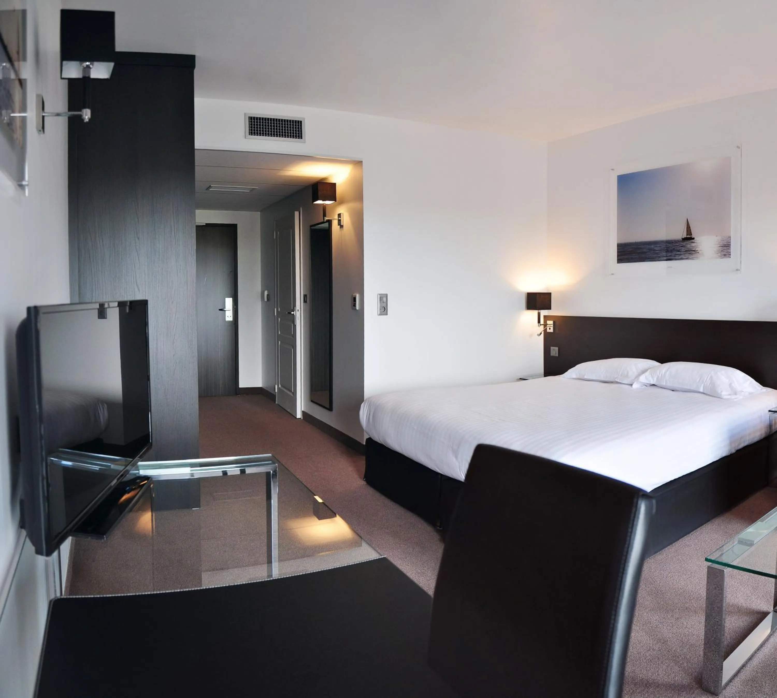 Photo of the whole room, Bed in Golden Tulip Pornic Suites- Appart Hotel