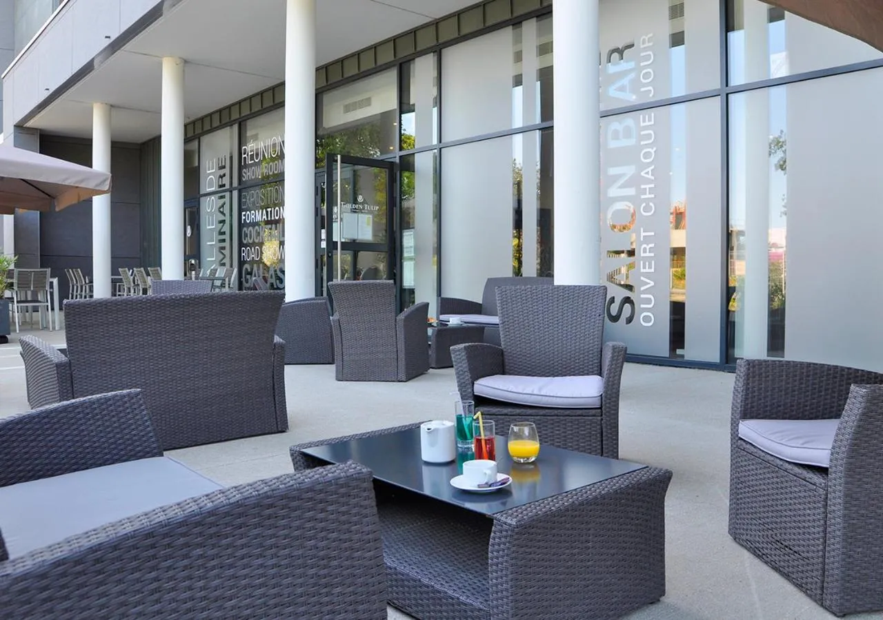 Lounge or bar in Golden Tulip Pornic Suites- Appart Hotel