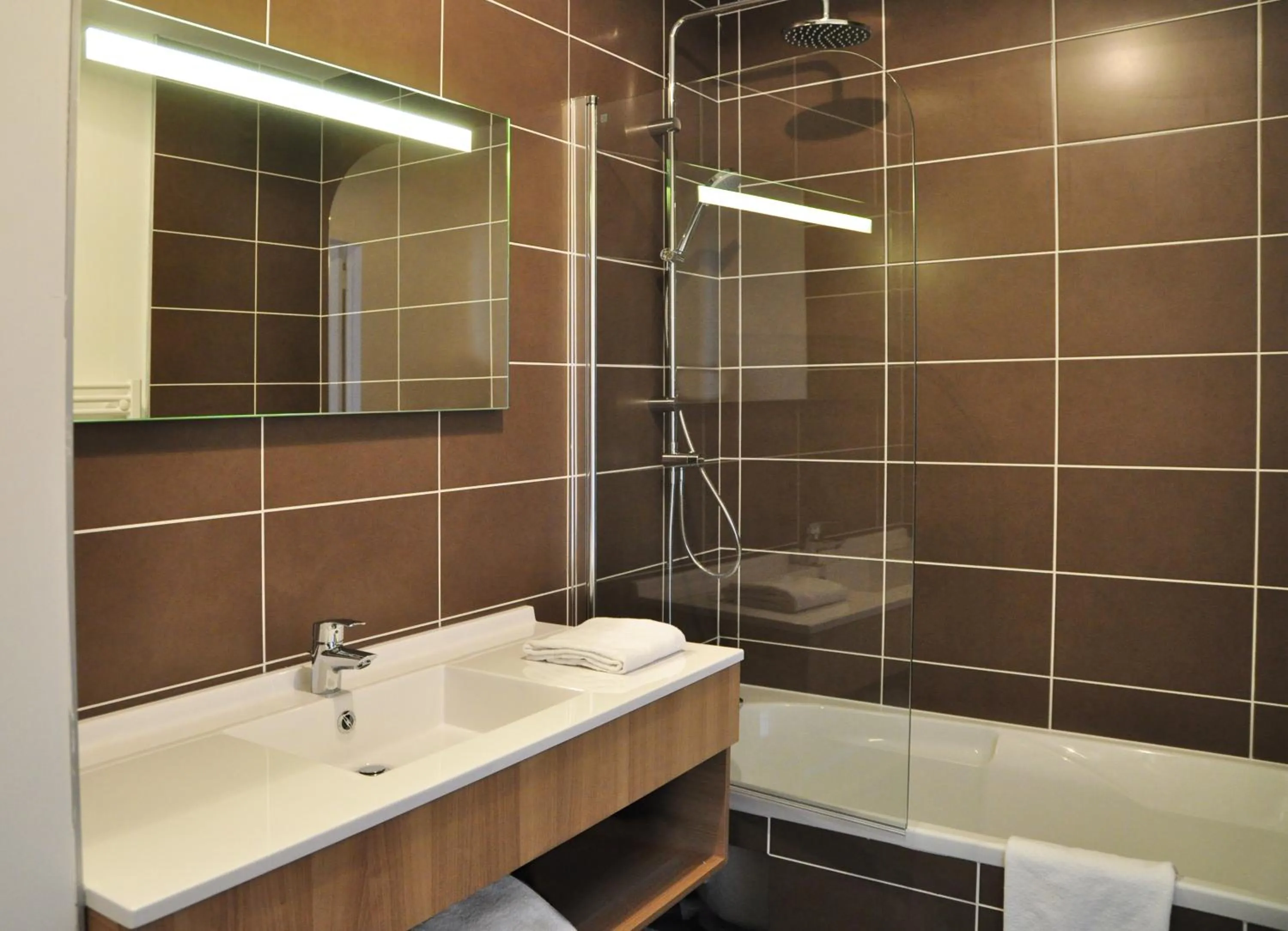 Bathroom in Golden Tulip Pornic Suites- Appart Hotel