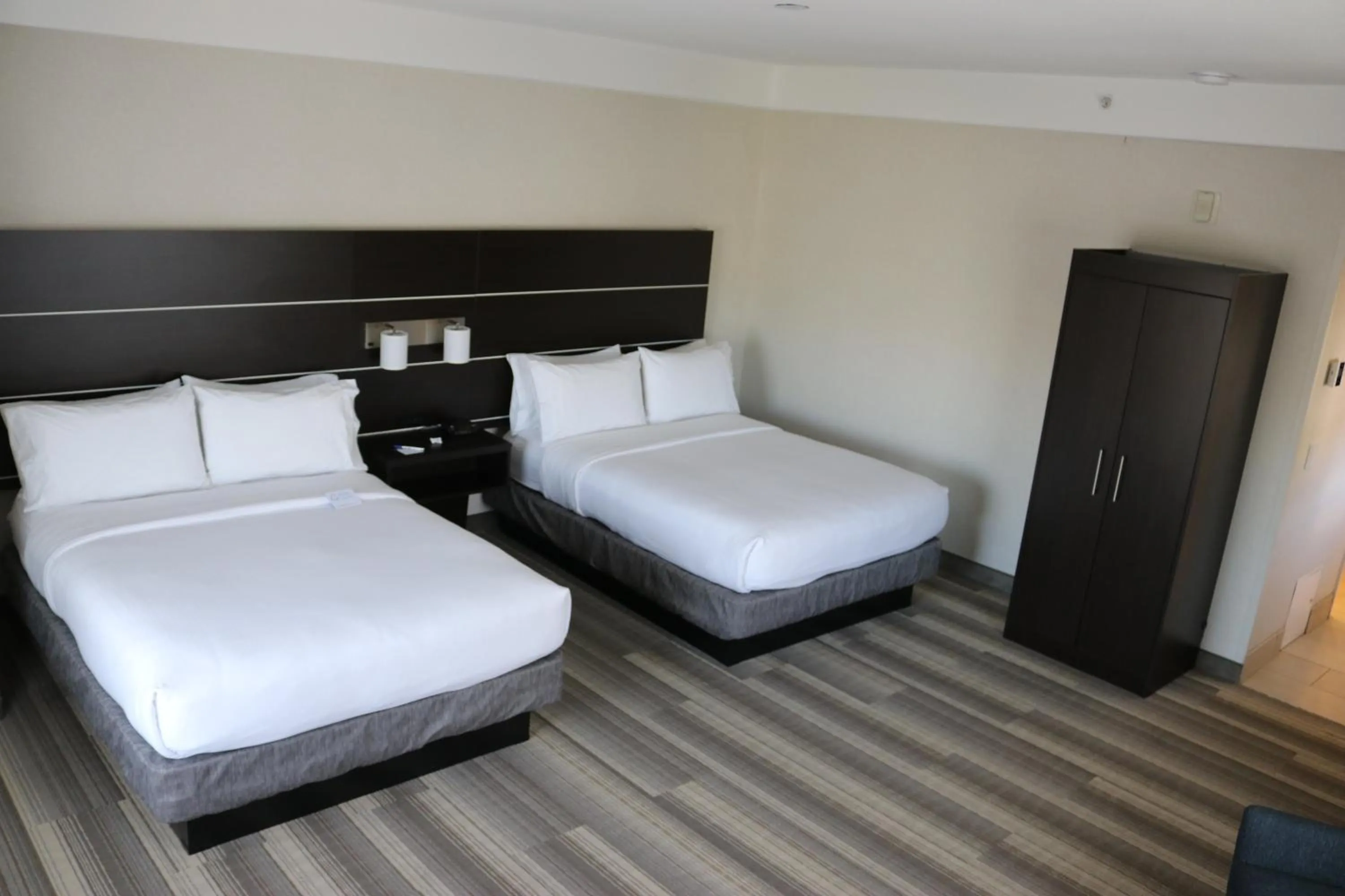 Photo of the whole room, Bed in Holiday Inn Express Hotel & Suites El Dorado Hills by IHG