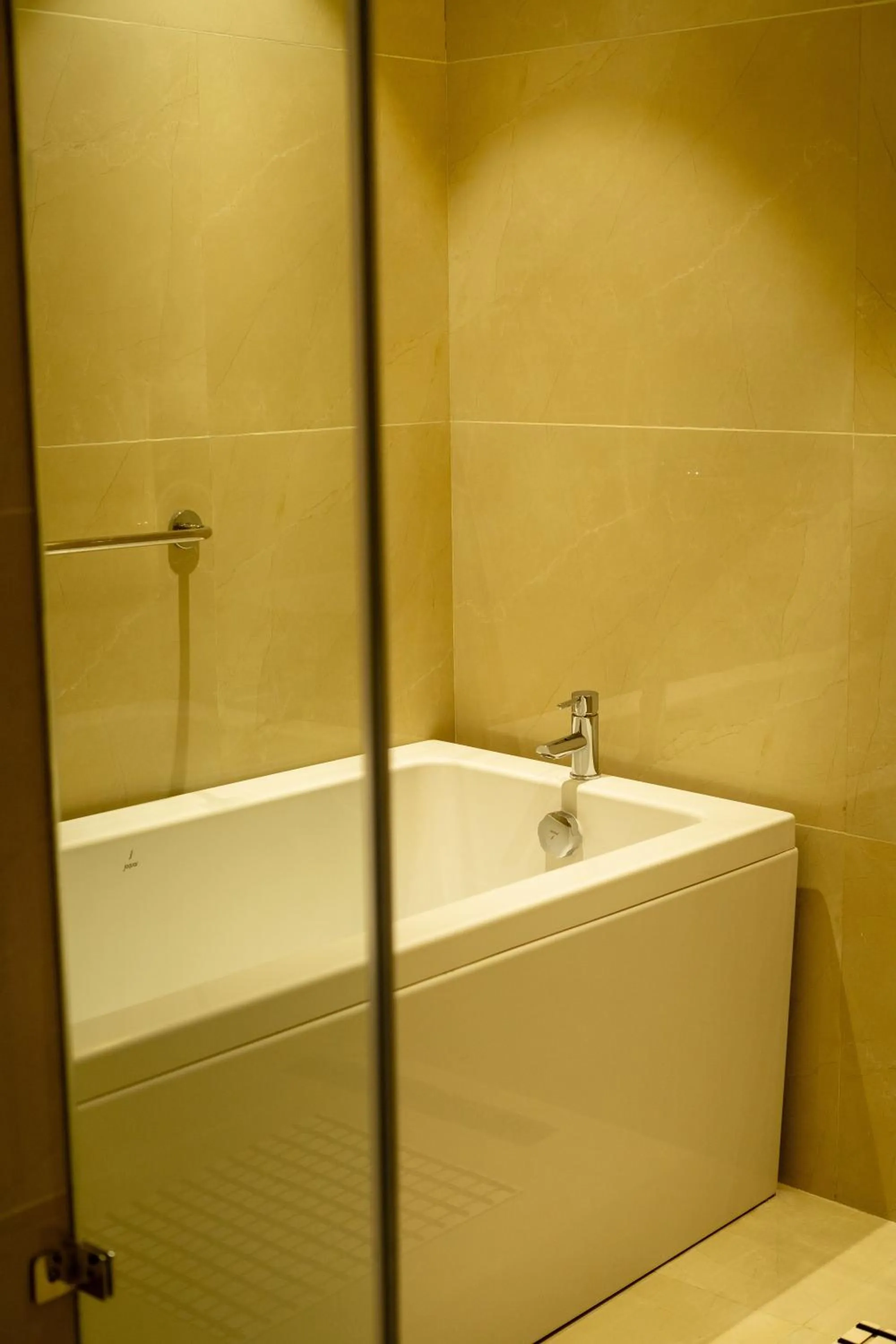Bath in Best Western AH1 Amritsar