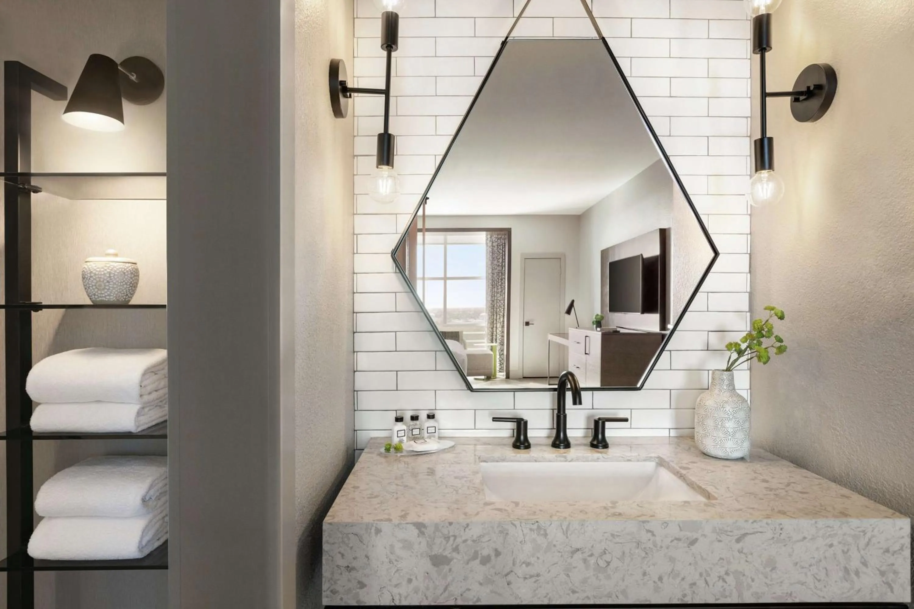 Bathroom, Bed in Hotel Alba Tampa, Tapestry Collection By Hilton