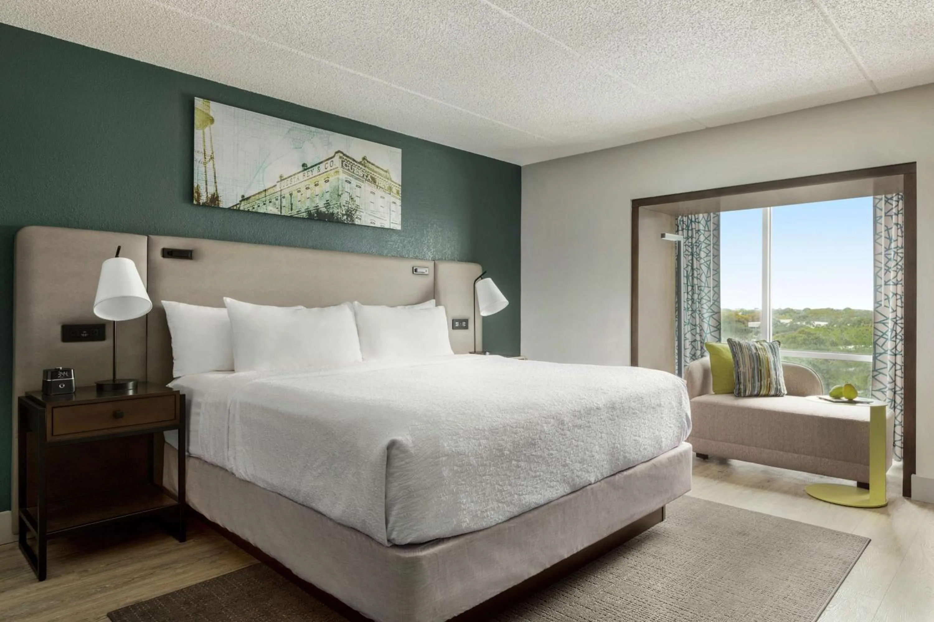 Living room, Bed in Hotel Alba Tampa, Tapestry Collection By Hilton