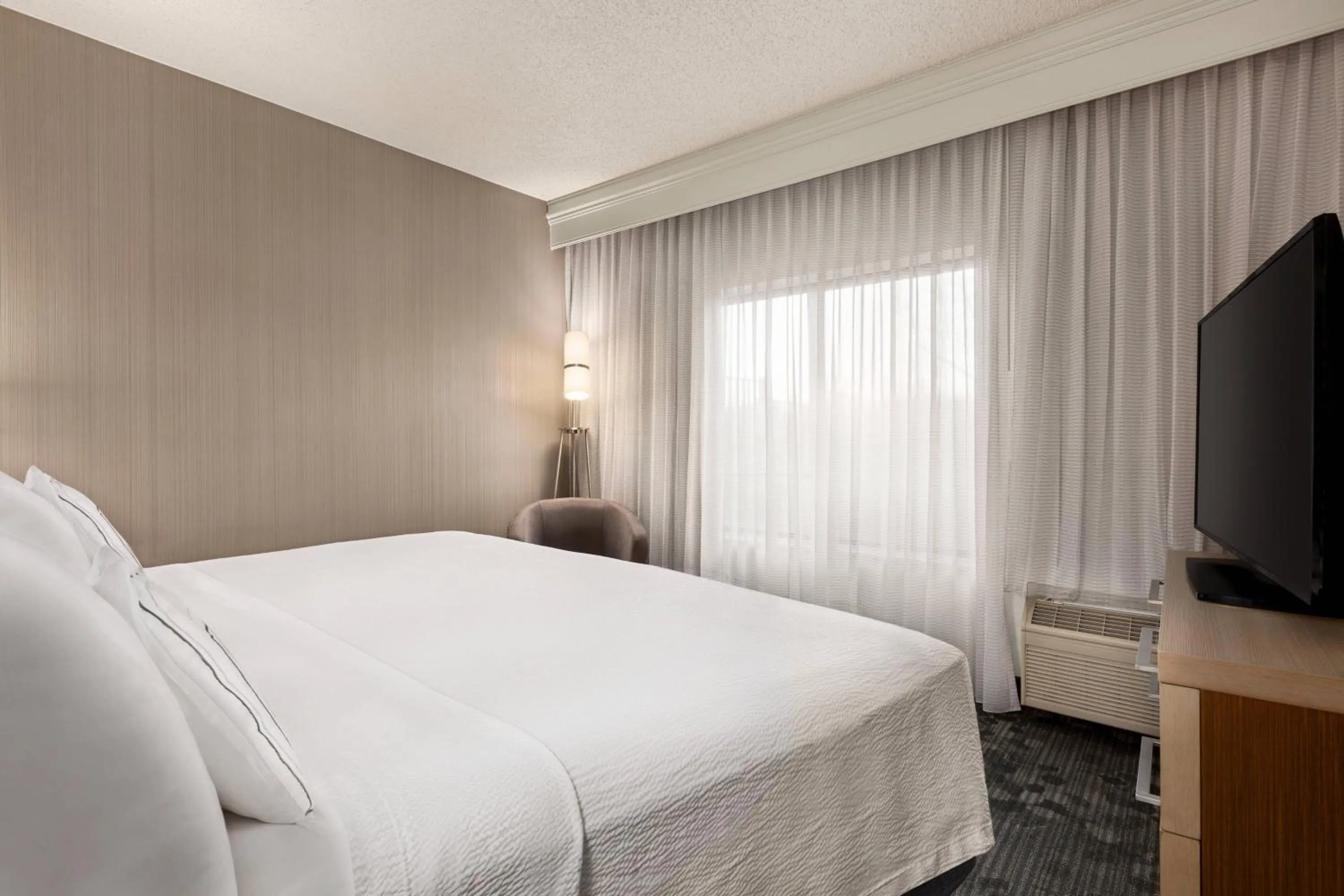 Bedroom, Bed in Courtyard by Marriott Roseville