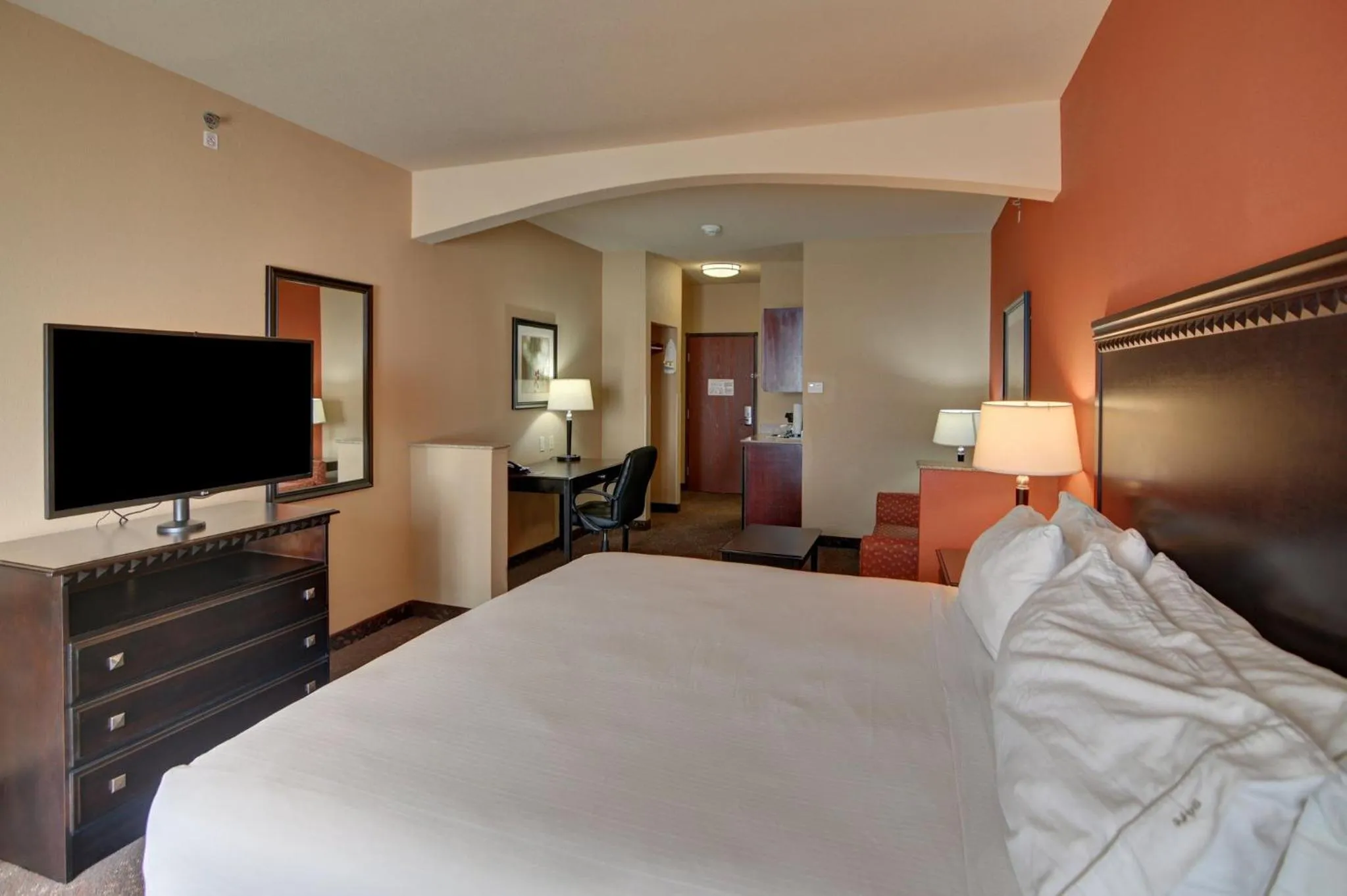 Photo of the whole room, Bed in Holiday Inn Express Hotel and Suites Altus by IHG