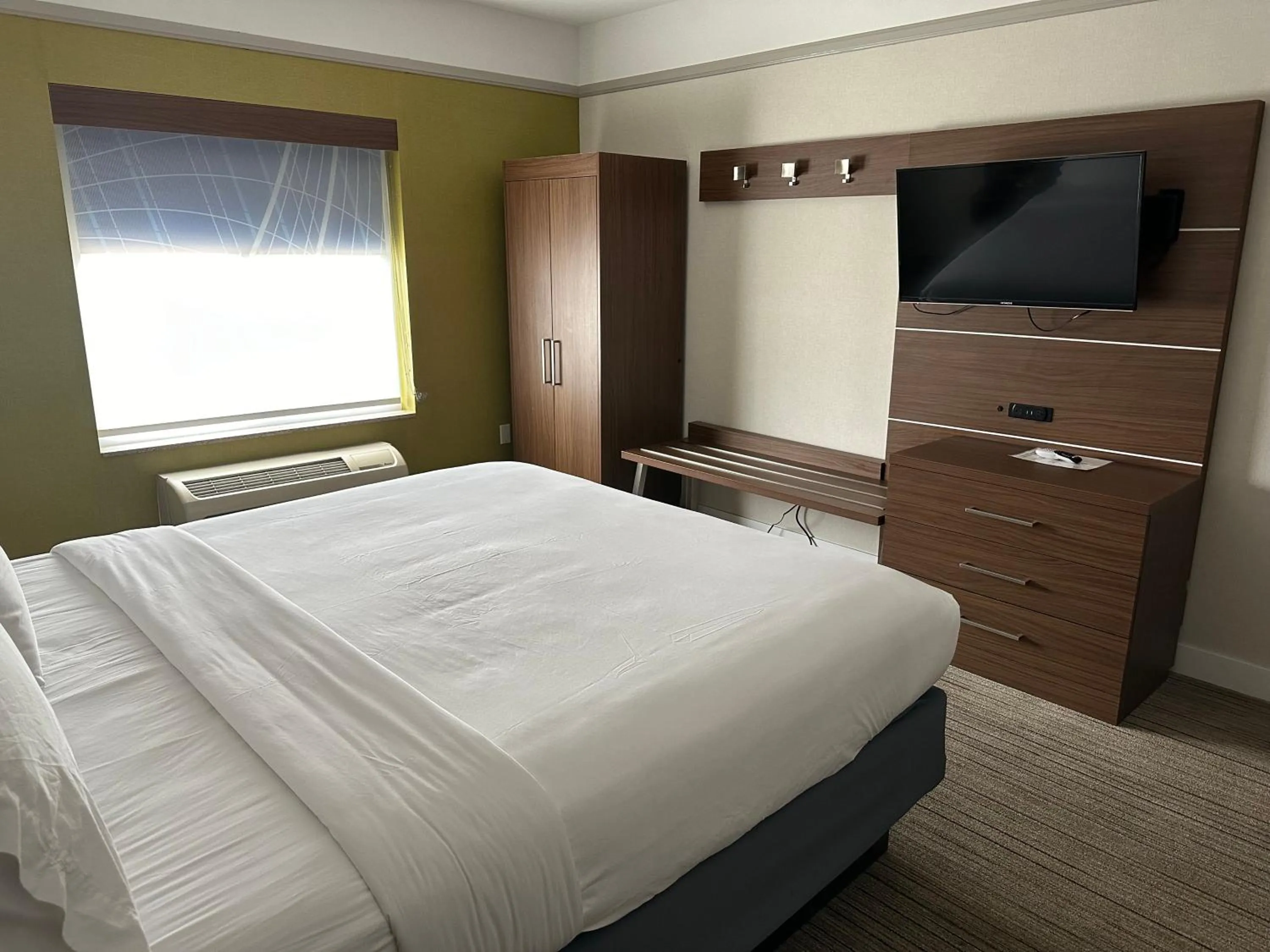 Bed in Holiday Inn Express Hotel & Suites San Dimas by IHG