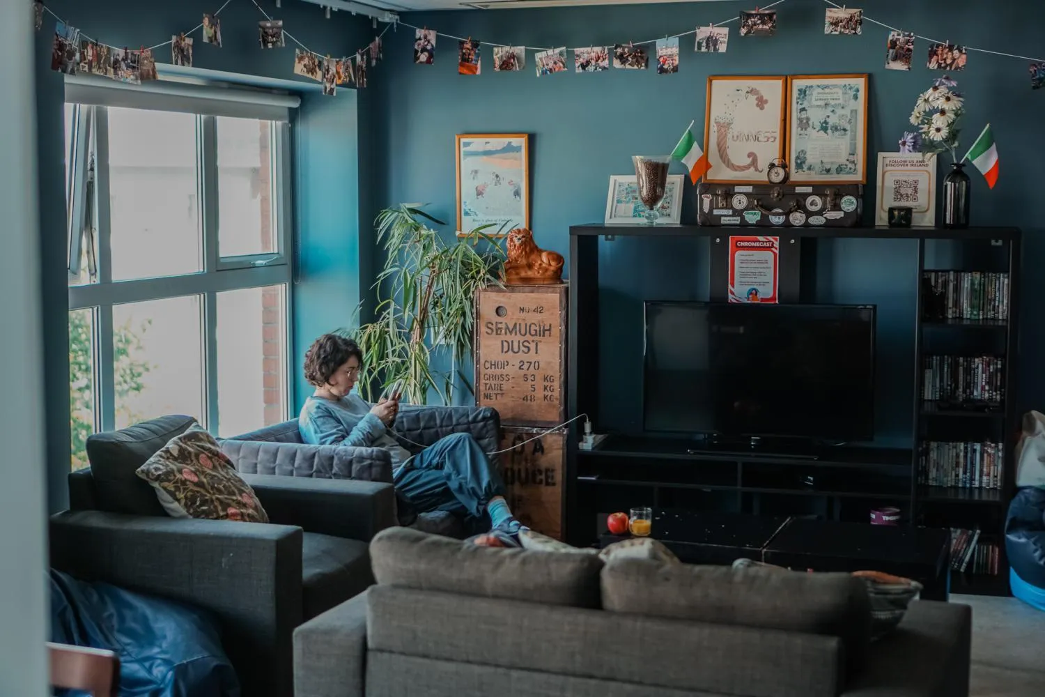 Communal lounge/ TV room in Garden Lane Backpackers