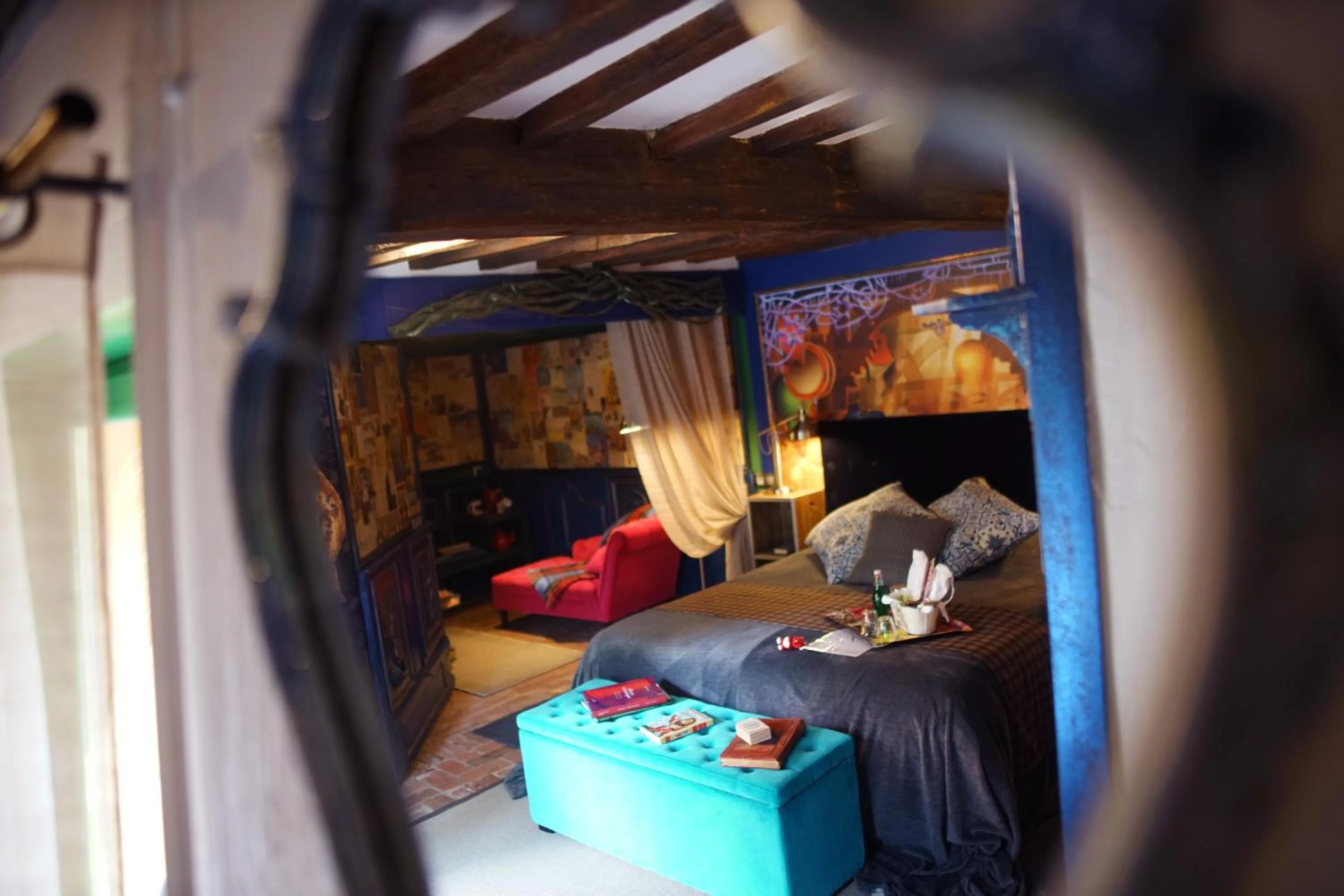 Decorative detail, Bed in Au2 Maison d'Hôtes - Guest House Au2