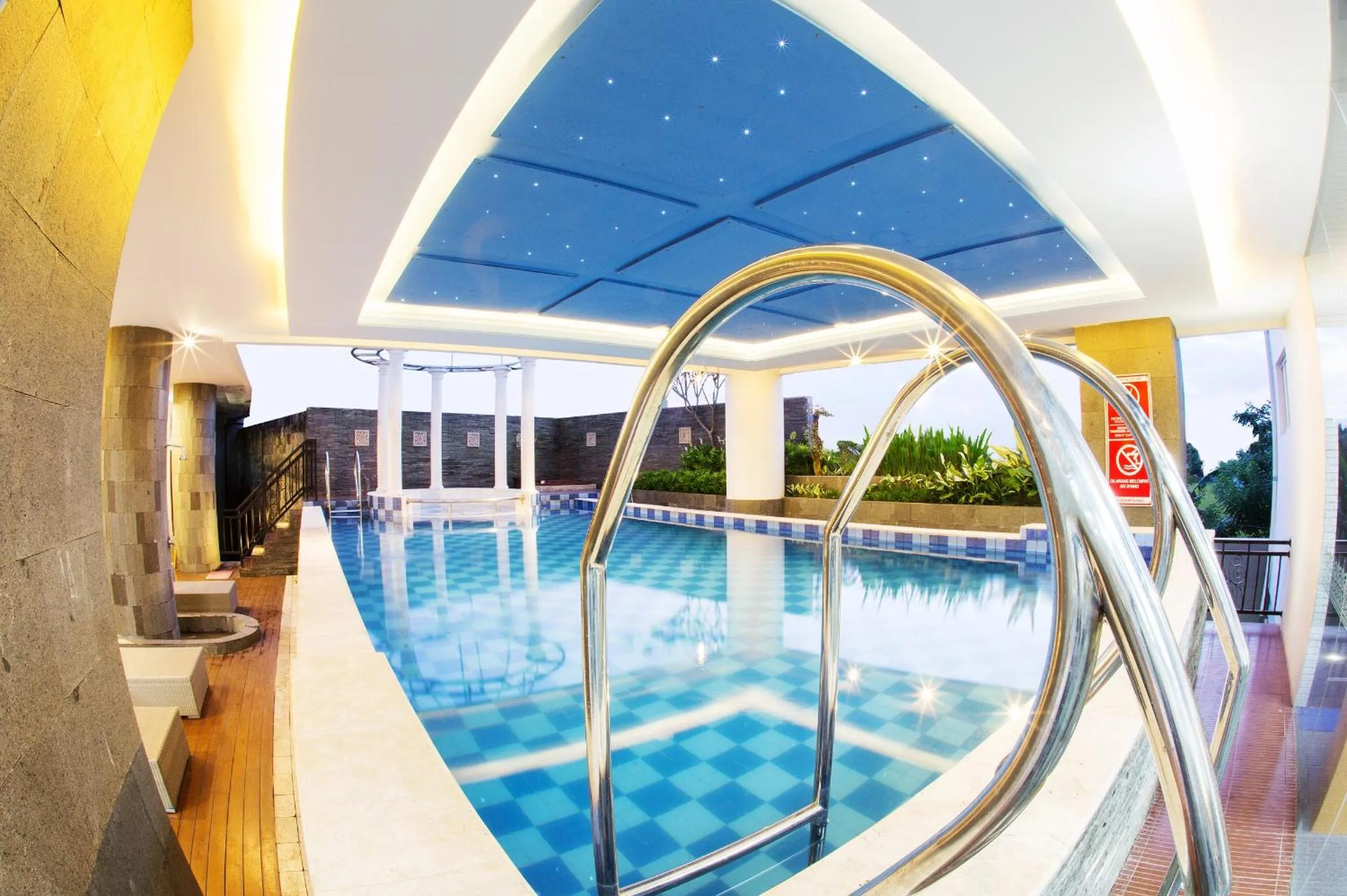 Swimming pool in Tara Hotel Yogyakarta