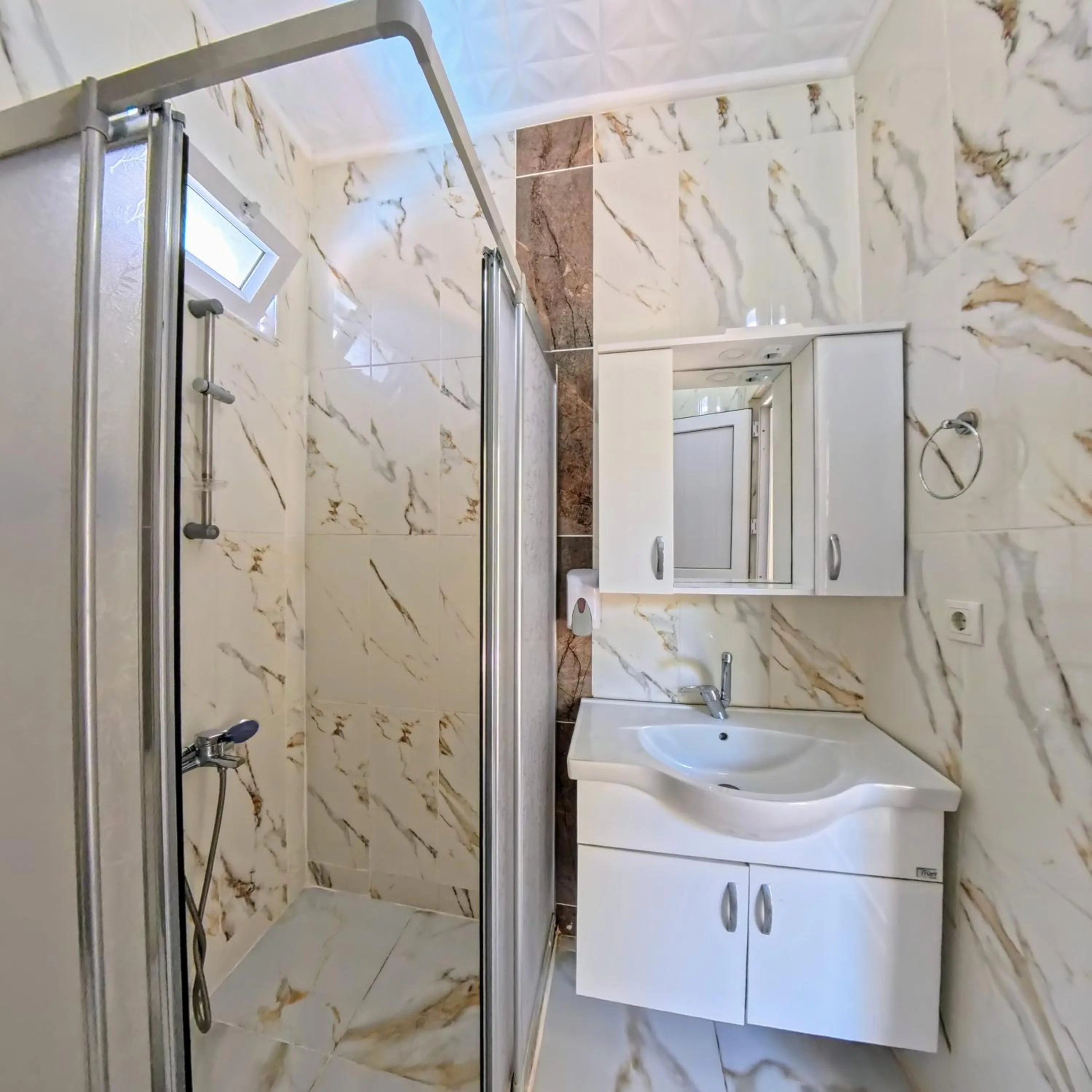 Shower in Kervansaray Hotel