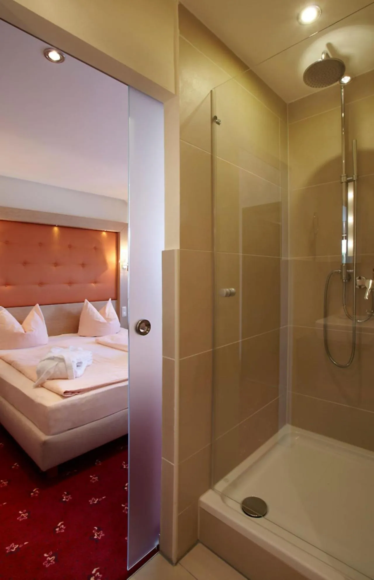 Bathroom, Bed in Hotel Gasthof Zur Post