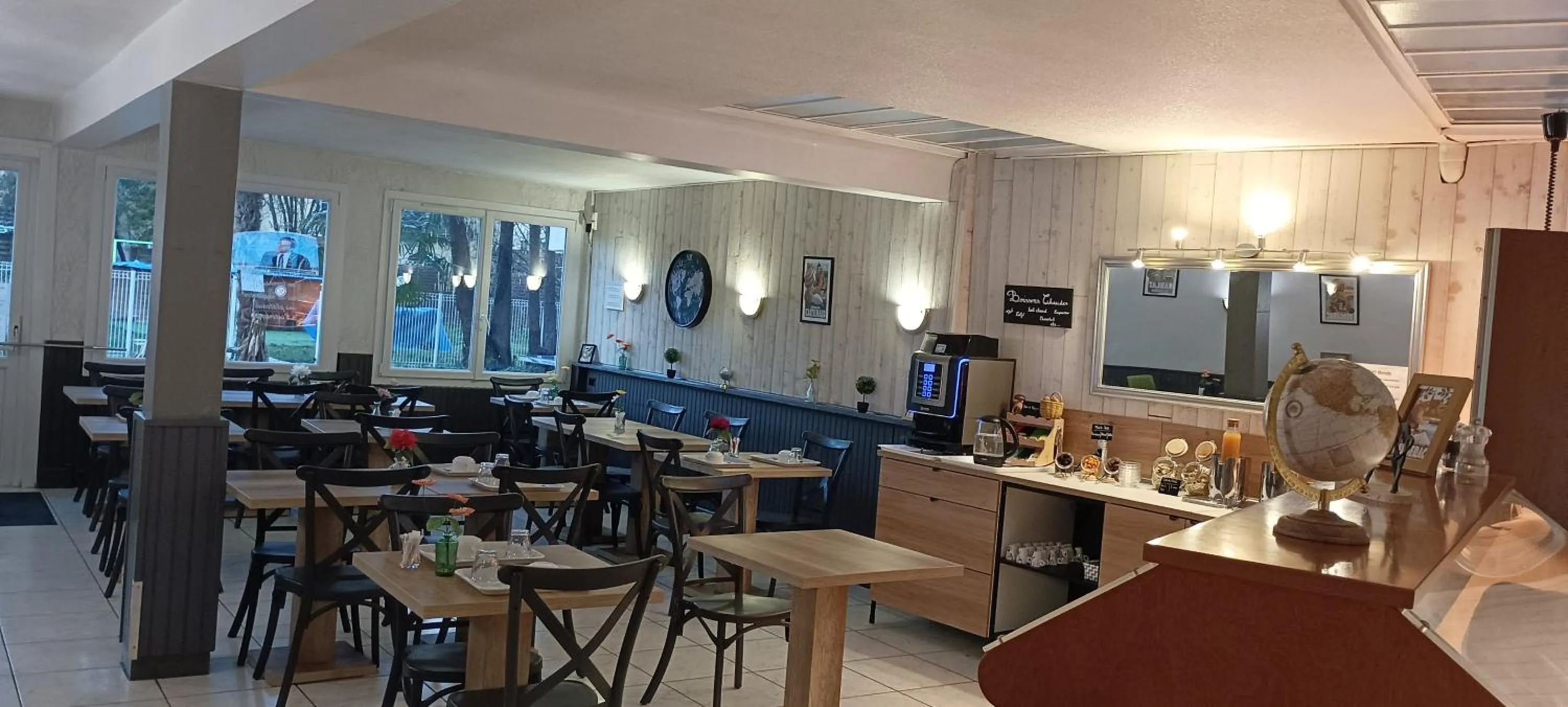 Breakfast in Hôtel Le P'tit Monde