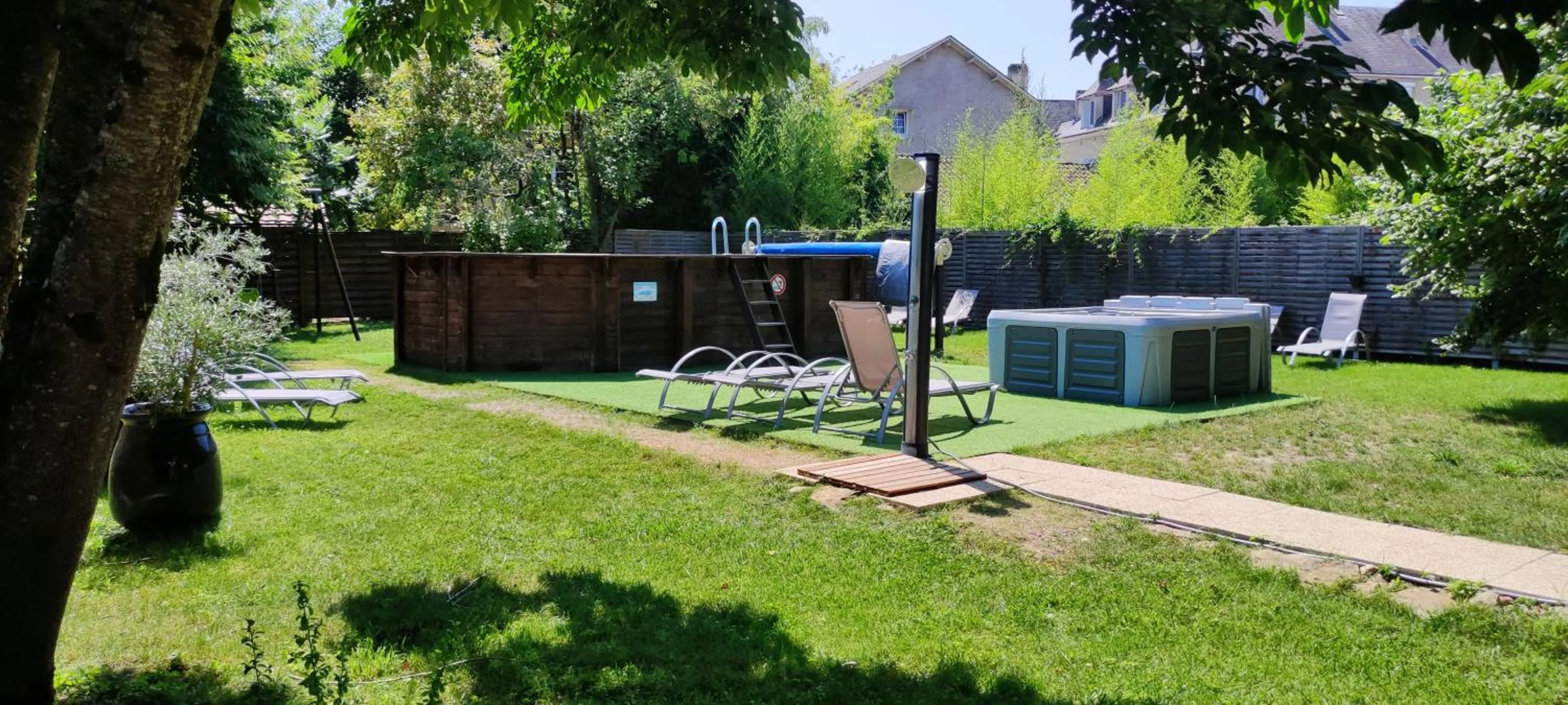Swimming pool in Hôtel Le P'tit Monde