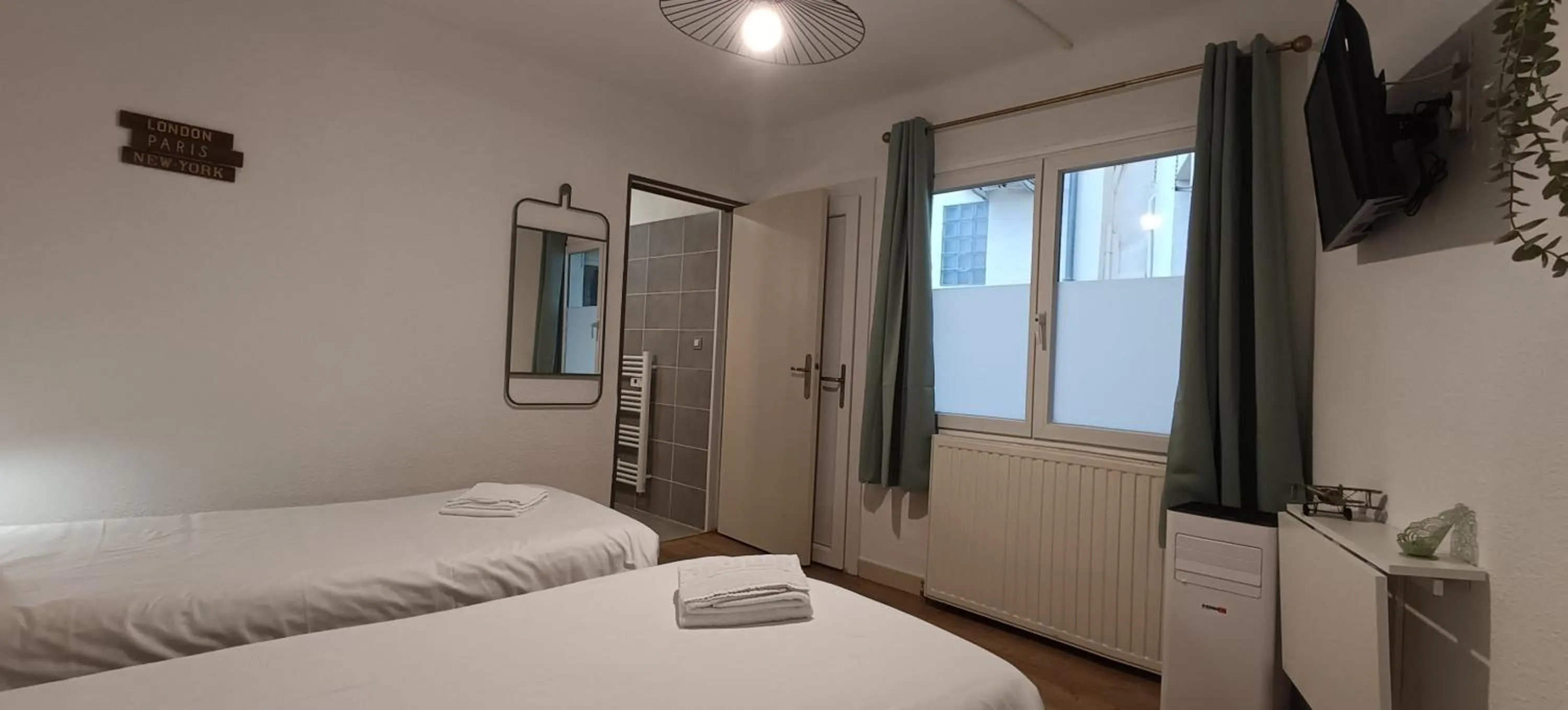 Bed in Hôtel Le P'tit Monde